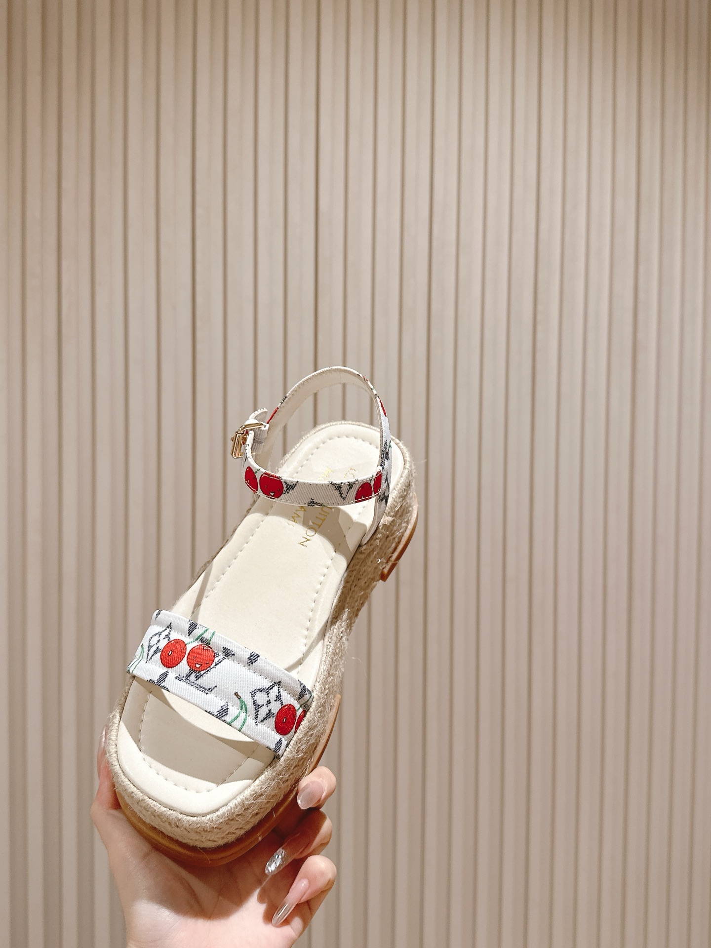 
 | ²⁰²5 𝐬𝐬 🤍🤎驴家新品🆕 new arrival～LV春夏厚底漆皮水台凉鞋.单宁色搭配的牛