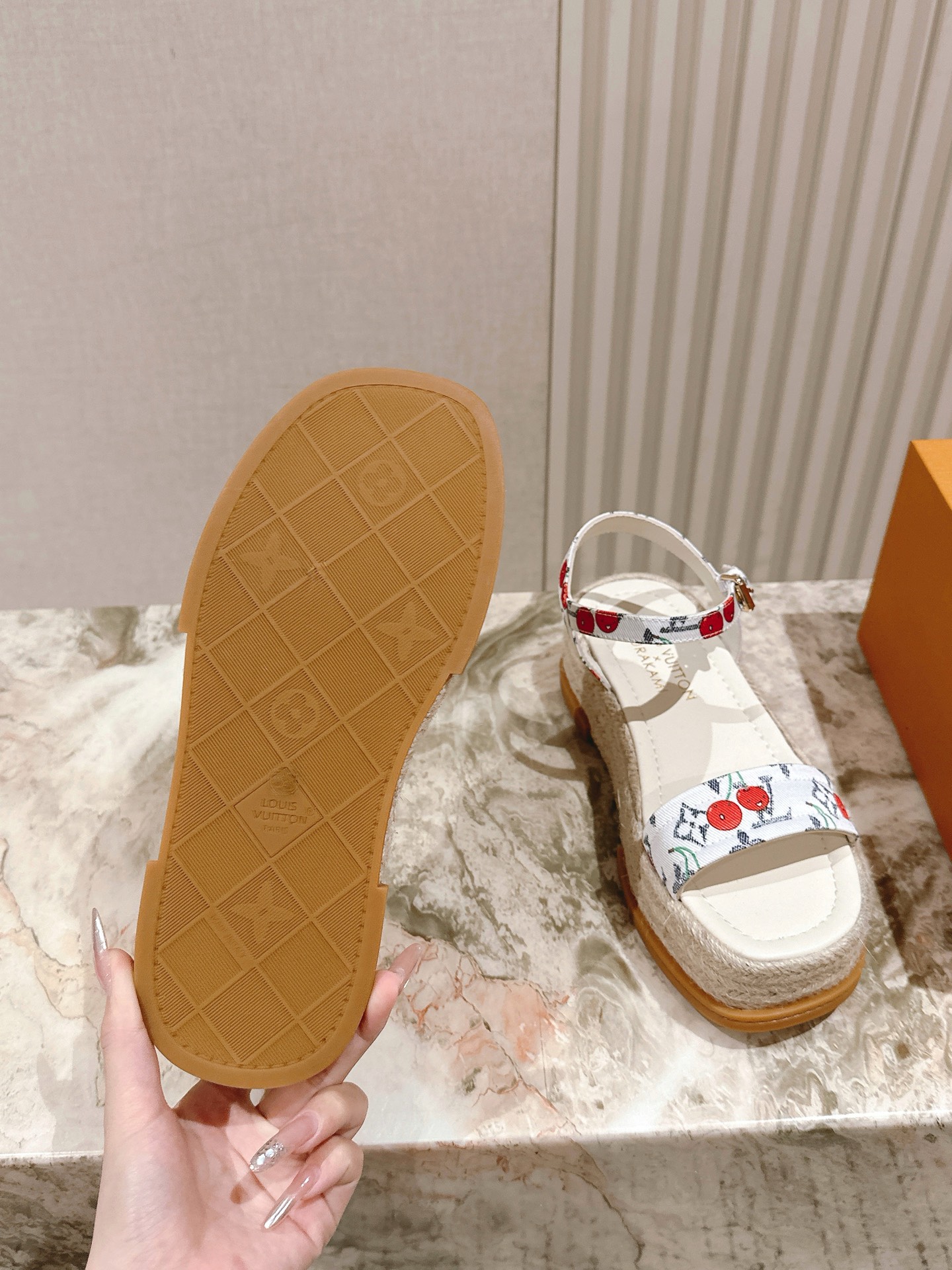 
 | ²⁰²5 𝐬𝐬 🤍🤎驴家新品🆕 new arrival～LV春夏厚底漆皮水台凉鞋.单宁色搭配的牛