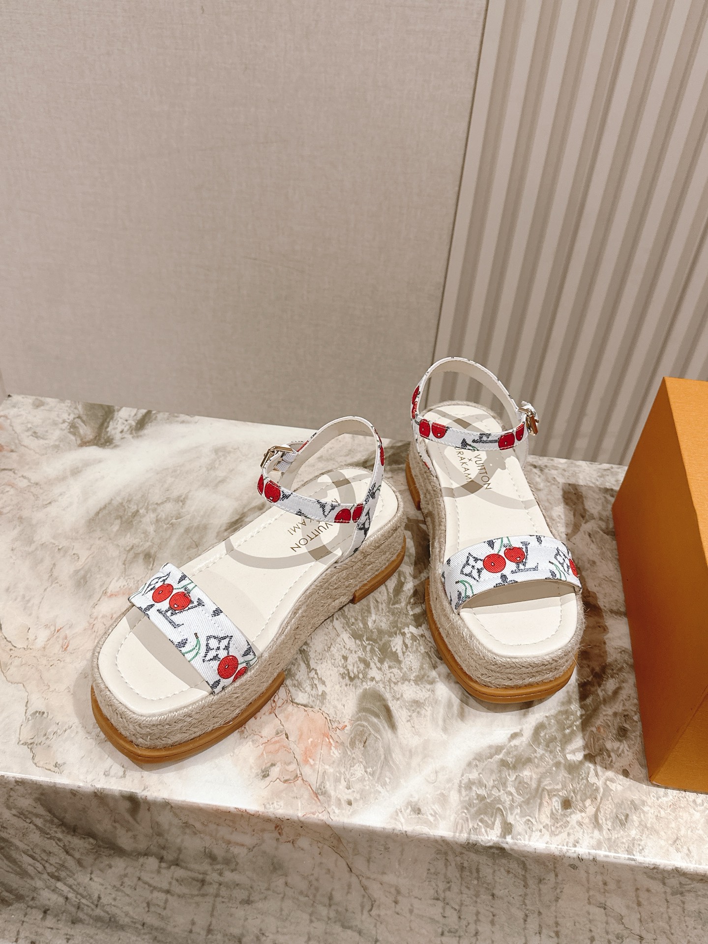 
 | ²⁰²5 𝐬𝐬 🤍🤎驴家新品🆕 new arrival～LV春夏厚底漆皮水台凉鞋.单宁色搭配的牛