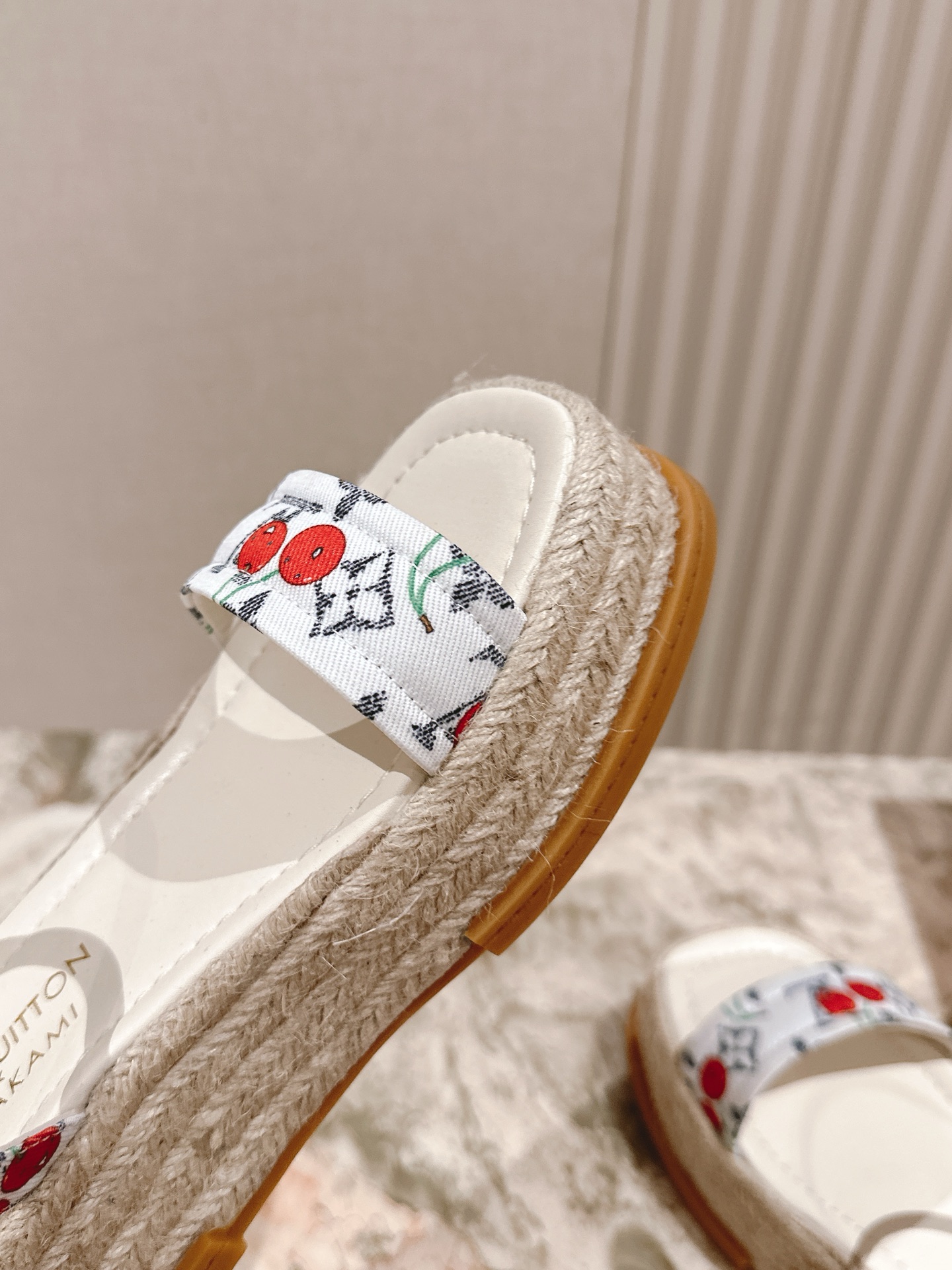 
 | ²⁰²5 𝐬𝐬 🤍🤎驴家新品🆕 new arrival～LV春夏厚底漆皮水台凉鞋.单宁色搭配的牛
