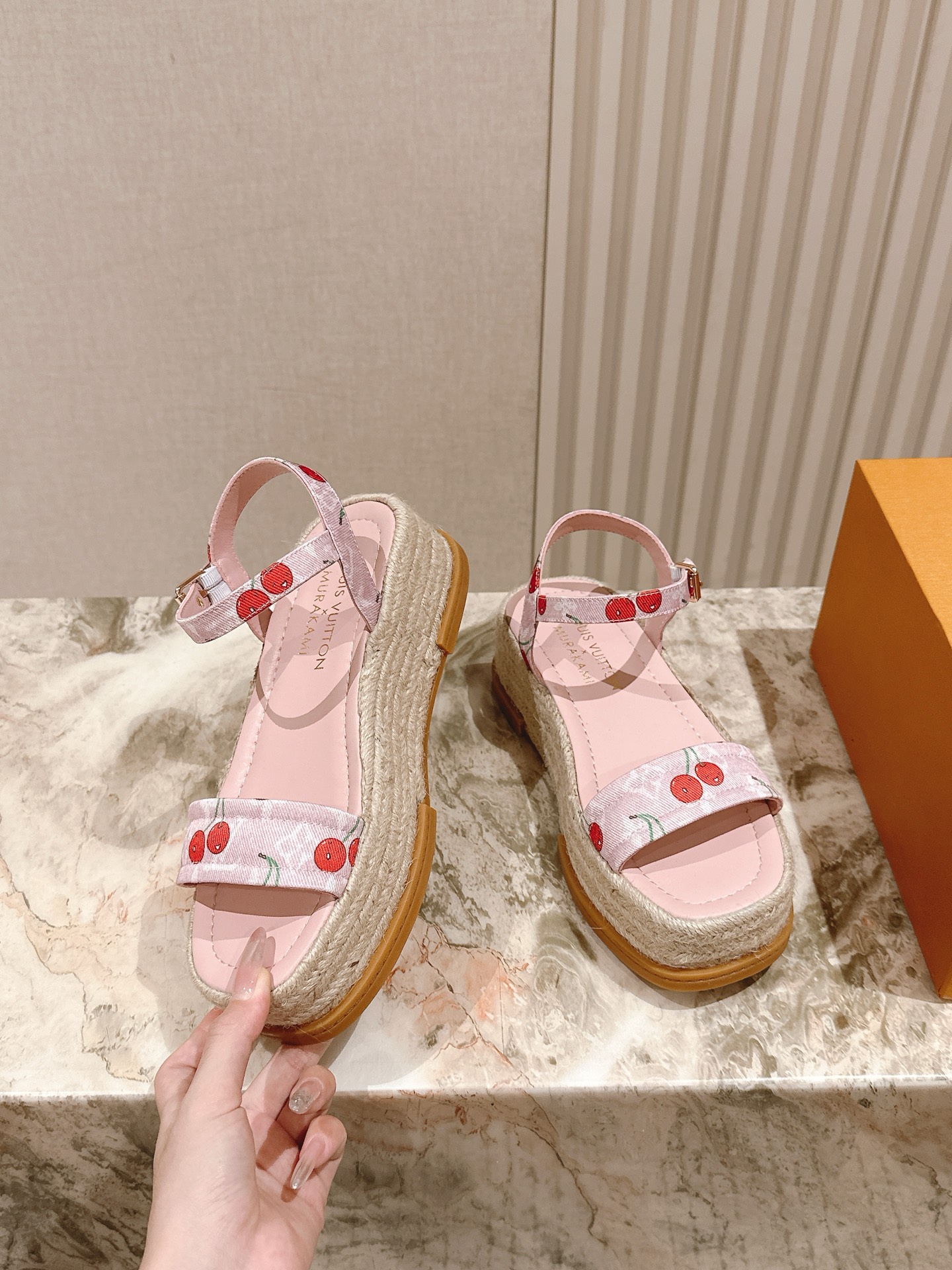 
 | ²⁰²5 𝐬𝐬 🤍🤎驴家新品🆕 new arrival～LV春夏厚底漆皮水台凉鞋.单宁色搭配的牛