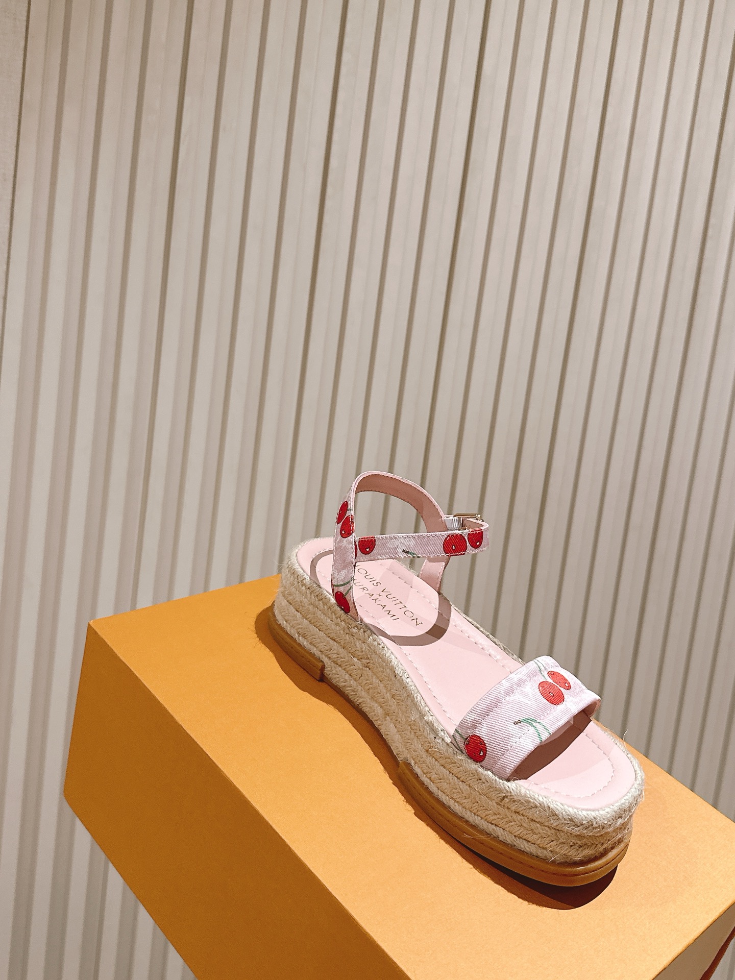 
 | ²⁰²5 𝐬𝐬 🤍🤎驴家新品🆕 new arrival～LV春夏厚底漆皮水台凉鞋.单宁色搭配的牛