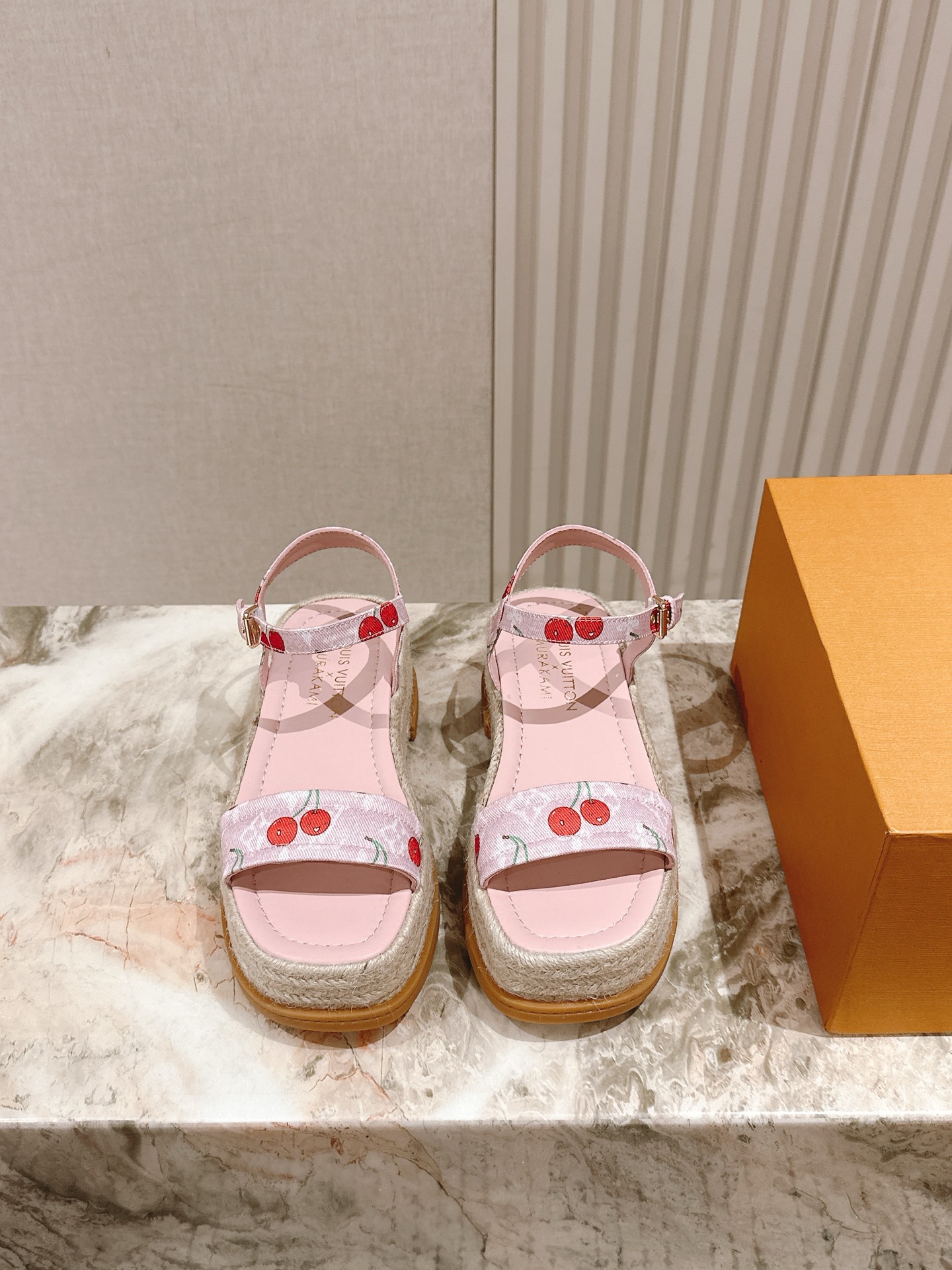 
 | ²⁰²5 𝐬𝐬 🤍🤎驴家新品🆕 new arrival～LV春夏厚底漆皮水台凉鞋.单宁色搭配的牛
