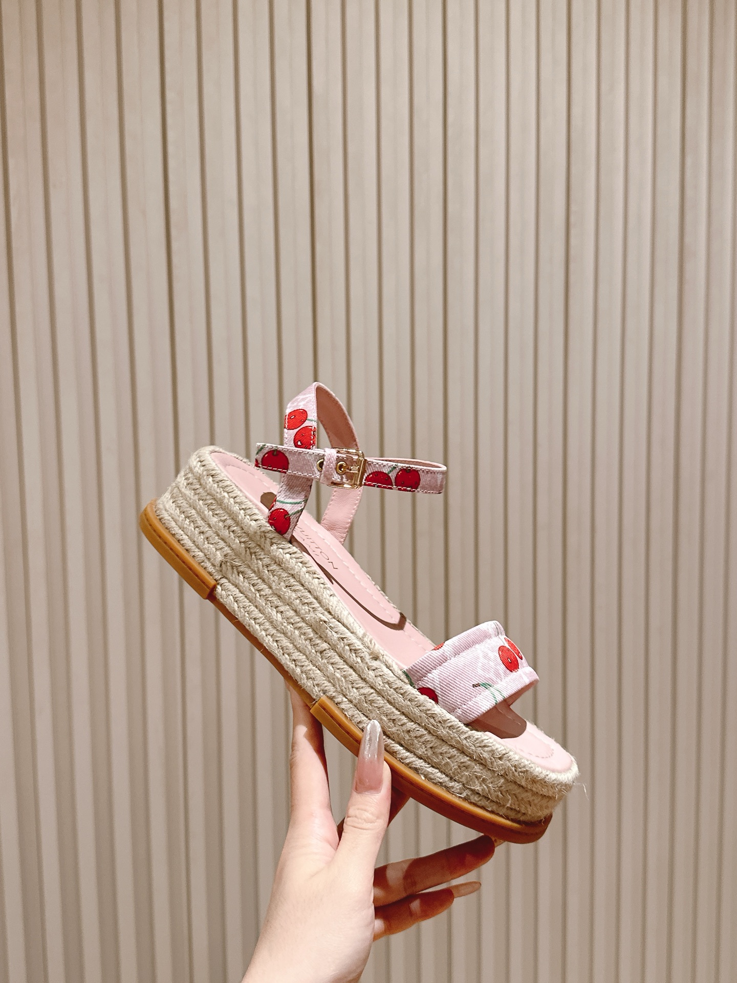 
 | ²⁰²5 𝐬𝐬 🤍🤎驴家新品🆕 new arrival～LV春夏厚底漆皮水台凉鞋.单宁色搭配的牛