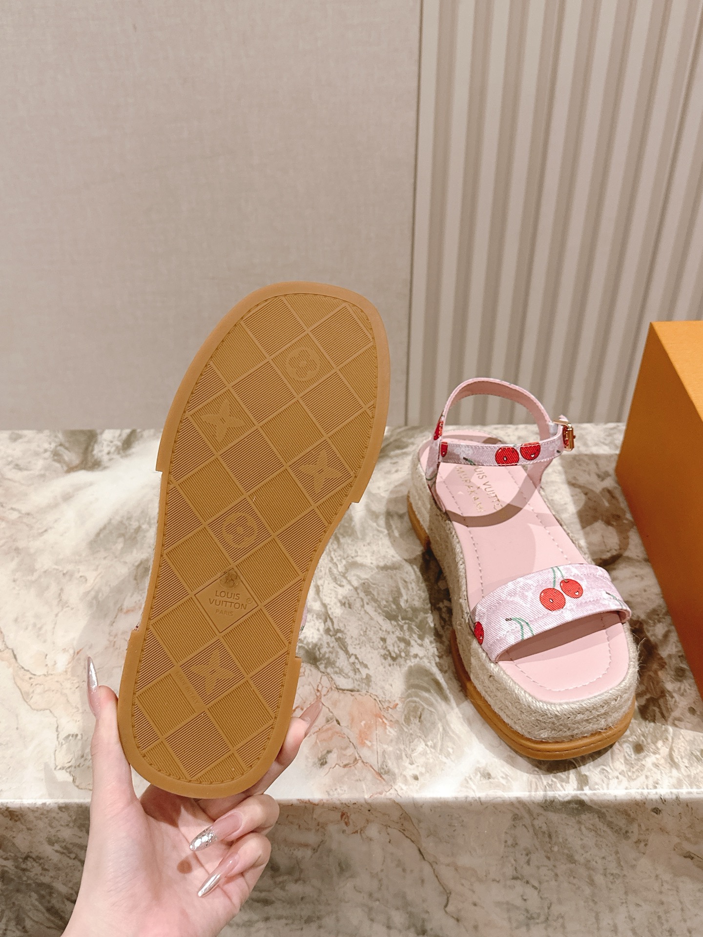 
 | ²⁰²5 𝐬𝐬 🤍🤎驴家新品🆕 new arrival～LV春夏厚底漆皮水台凉鞋.单宁色搭配的牛