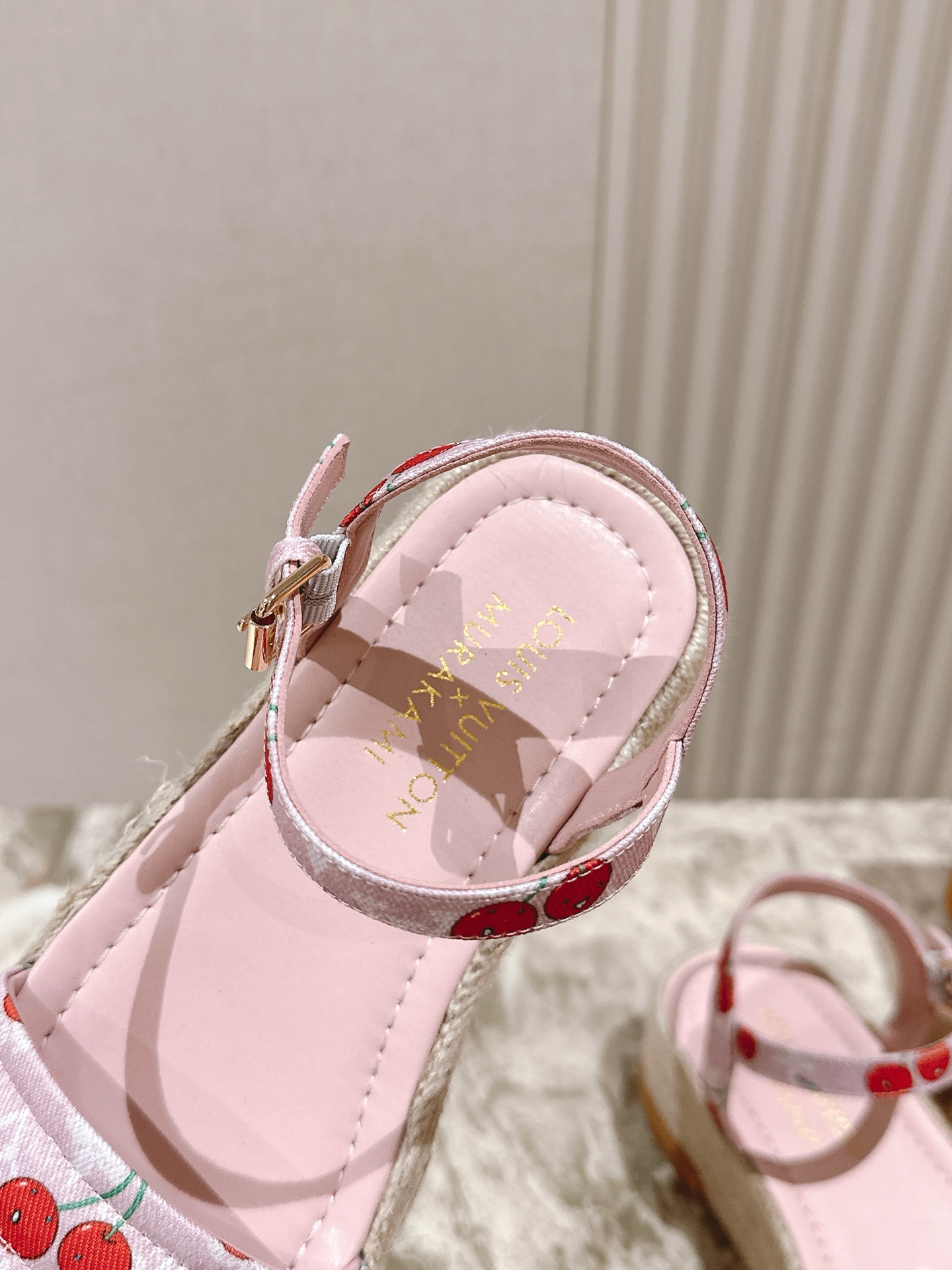 
 | ²⁰²5 𝐬𝐬 🤍🤎驴家新品🆕 new arrival～LV春夏厚底漆皮水台凉鞋.单宁色搭配的牛