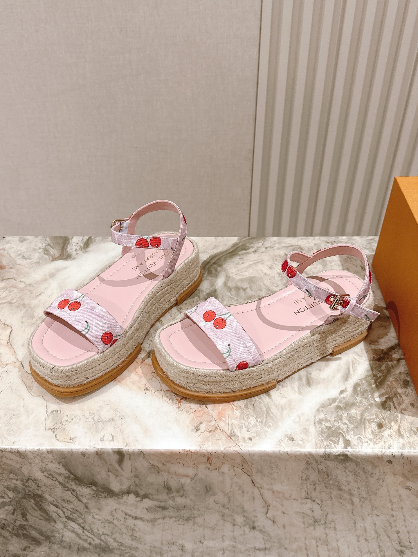 
 | ²⁰²5 𝐬𝐬 🤍🤎驴家新品🆕 new arrival～LV春夏厚底漆皮水台凉鞋.单宁色搭配的牛