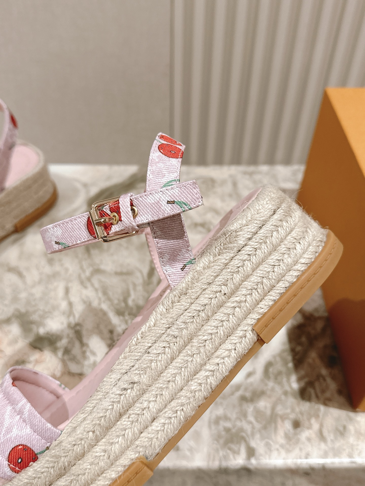 
 | ²⁰²5 𝐬𝐬 🤍🤎驴家新品🆕 new arrival～LV春夏厚底漆皮水台凉鞋.单宁色搭配的牛
