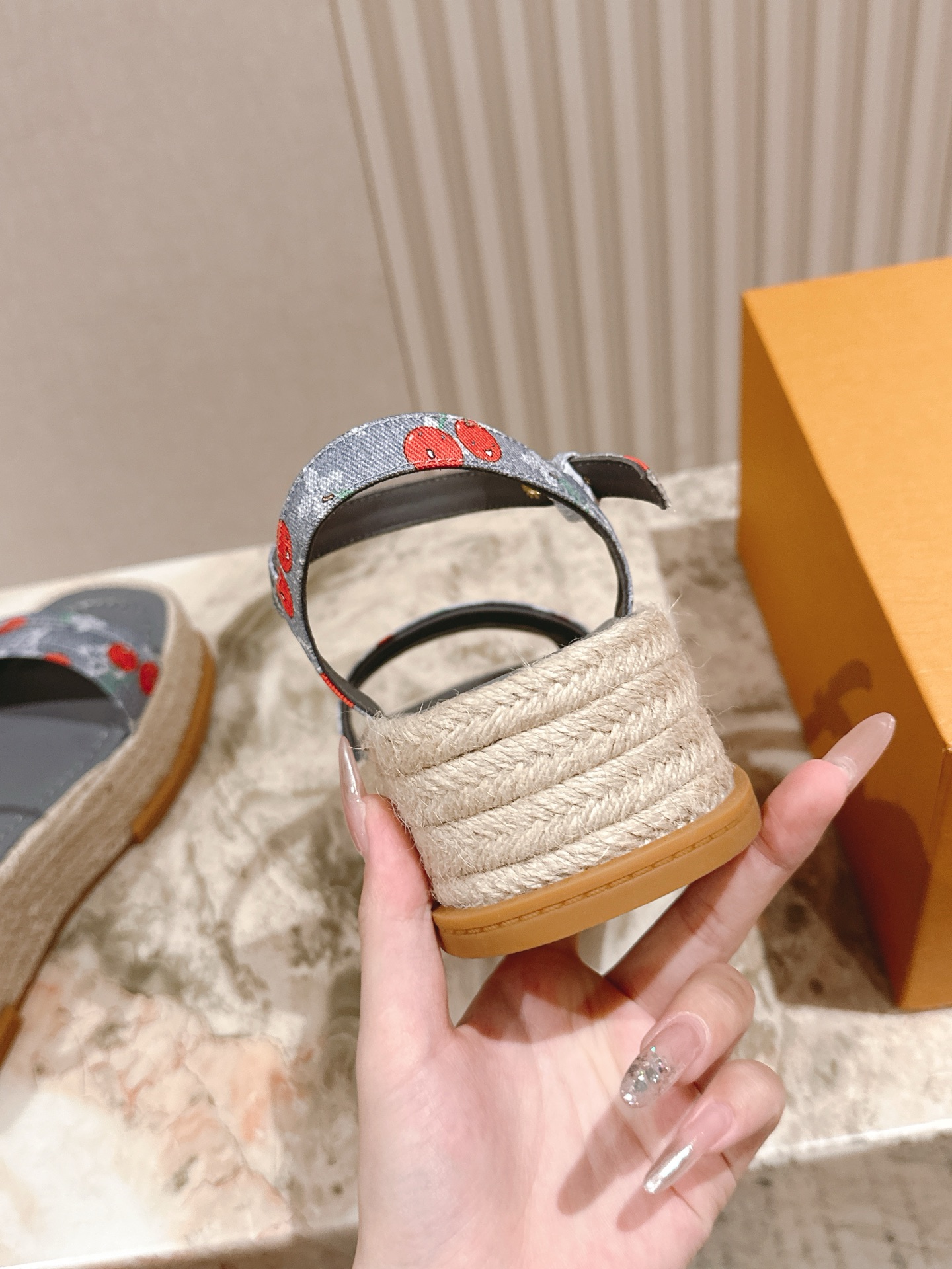 
 | ²⁰²5 𝐬𝐬 🤍🤎驴家新品🆕 new arrival～LV春夏厚底漆皮水台凉鞋.单宁色搭配的牛