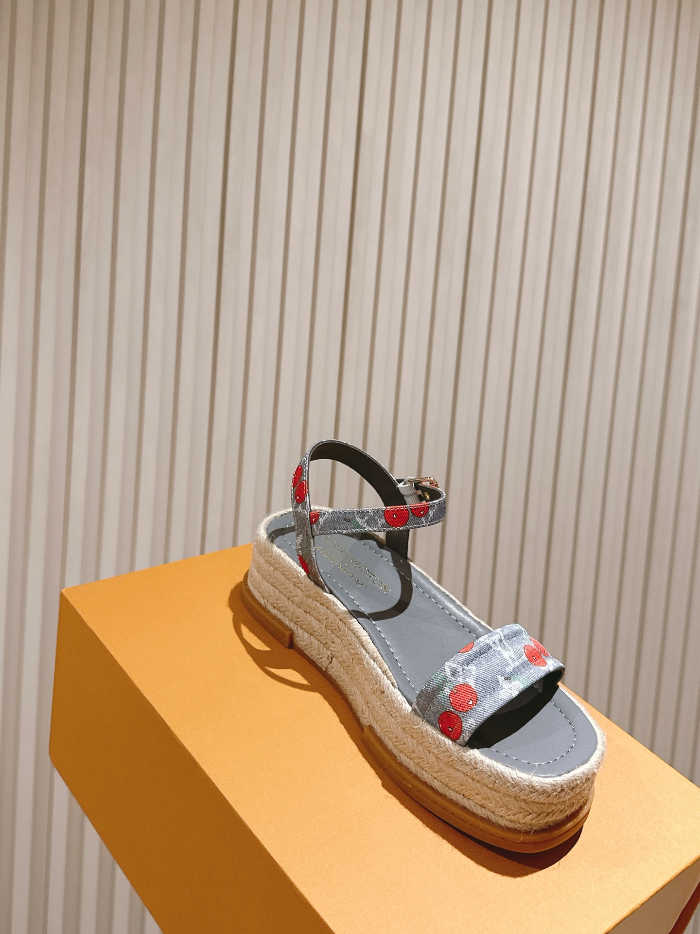 
 | ²⁰²5 𝐬𝐬 🤍🤎驴家新品🆕 new arrival～LV春夏厚底漆皮水台凉鞋.单宁色搭配的牛