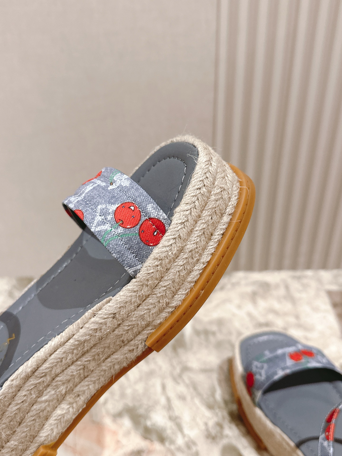 
 | ²⁰²5 𝐬𝐬 🤍🤎驴家新品🆕 new arrival～LV春夏厚底漆皮水台凉鞋.单宁色搭配的牛