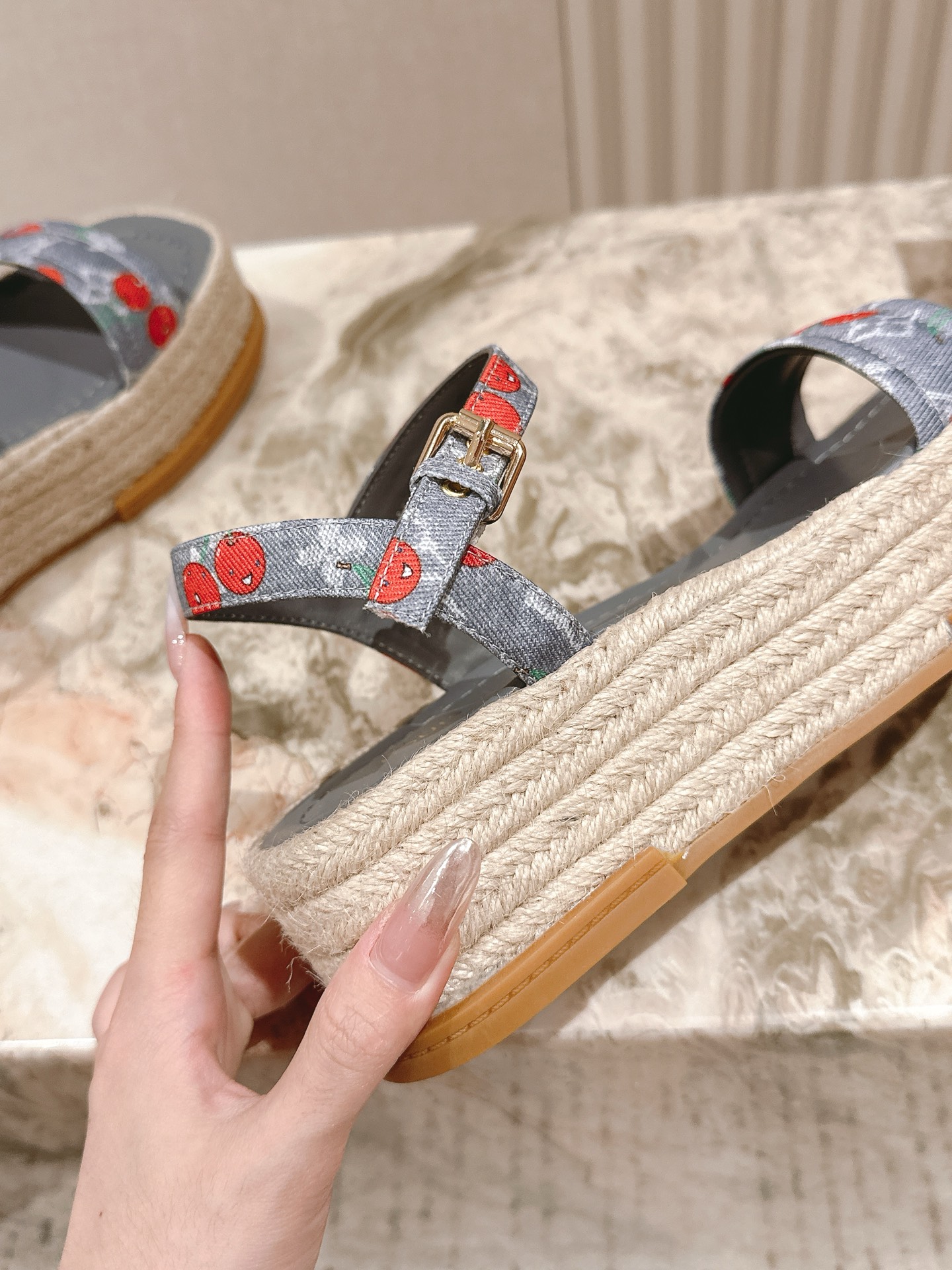 
 | ²⁰²5 𝐬𝐬 🤍🤎驴家新品🆕 new arrival～LV春夏厚底漆皮水台凉鞋.单宁色搭配的牛