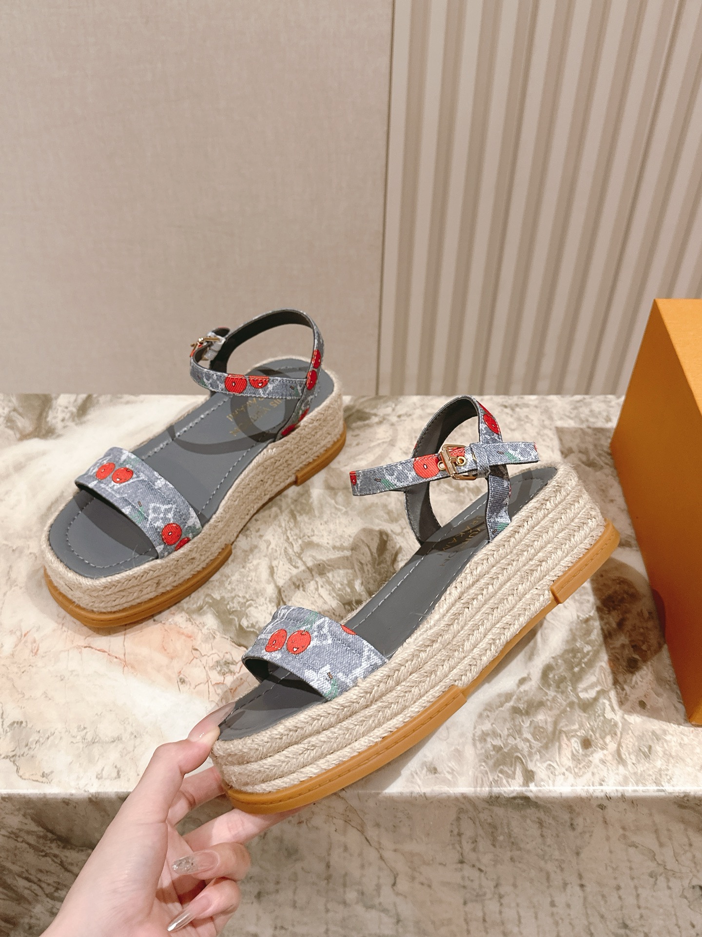 
 | ²⁰²5 𝐬𝐬 🤍🤎驴家新品🆕 new arrival～LV春夏厚底漆皮水台凉鞋.单宁色搭配的牛