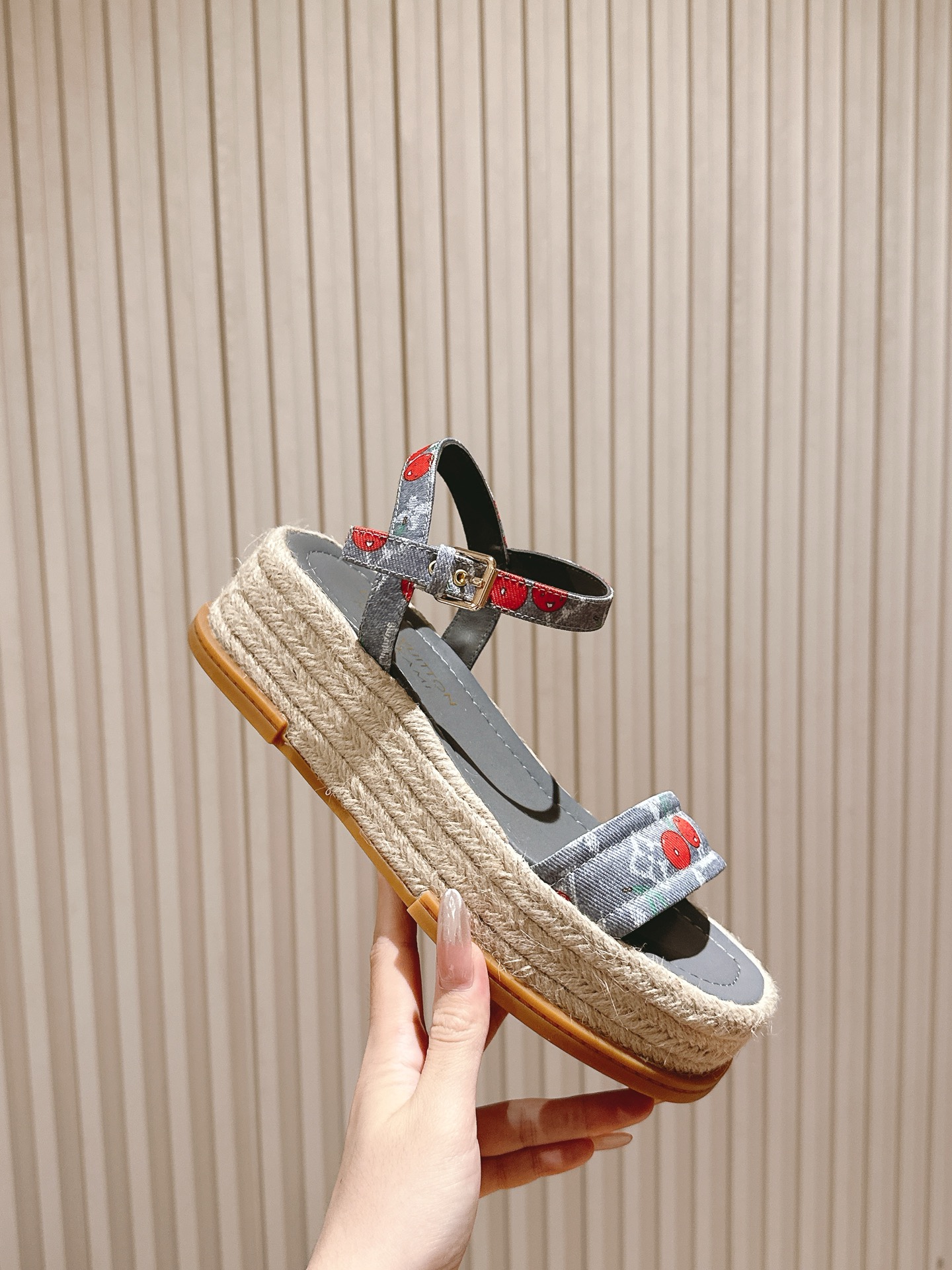 
 | ²⁰²5 𝐬𝐬 🤍🤎驴家新品🆕 new arrival～LV春夏厚底漆皮水台凉鞋.单宁色搭配的牛