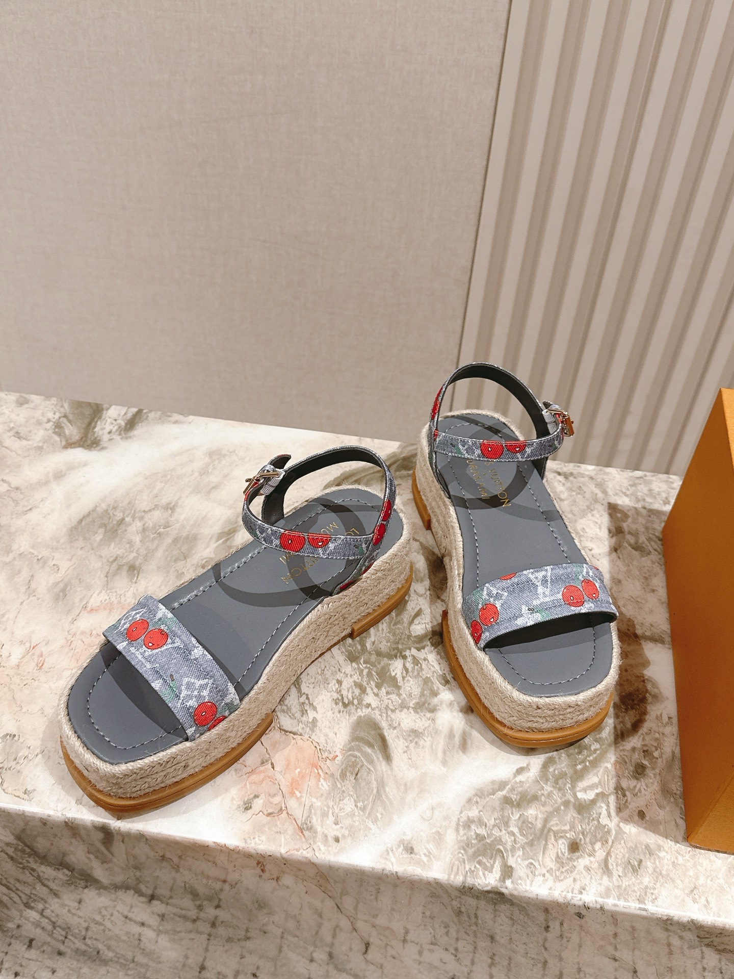 
 | ²⁰²5 𝐬𝐬 🤍🤎驴家新品🆕 new arrival～LV春夏厚底漆皮水台凉鞋.单宁色搭配的牛