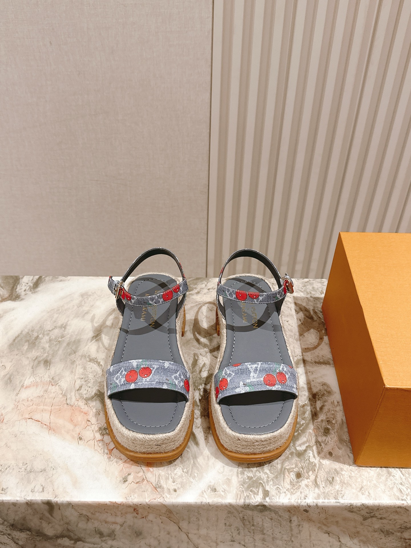 
 | ²⁰²5 𝐬𝐬 🤍🤎驴家新品🆕 new arrival～LV春夏厚底漆皮水台凉鞋.单宁色搭配的牛