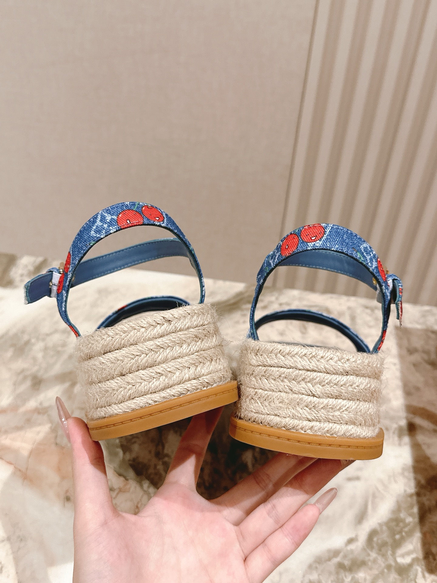 
 | ²⁰²5 𝐬𝐬 🤍🤎驴家新品🆕 new arrival～LV春夏厚底漆皮水台凉鞋.单宁色搭配的牛