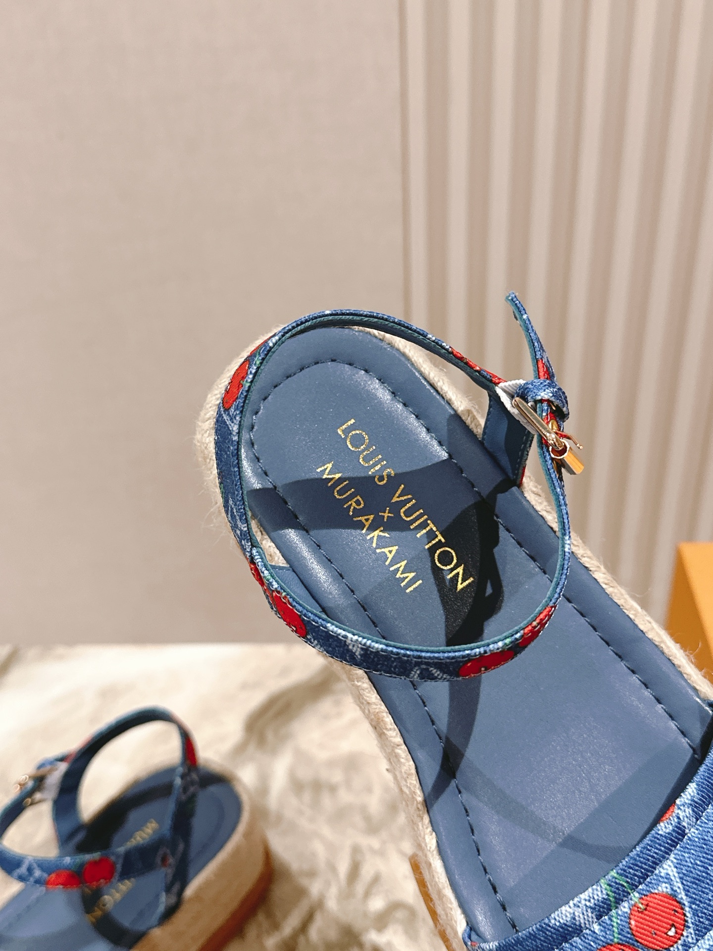 
 | ²⁰²5 𝐬𝐬 🤍🤎驴家新品🆕 new arrival～LV春夏厚底漆皮水台凉鞋.单宁色搭配的牛