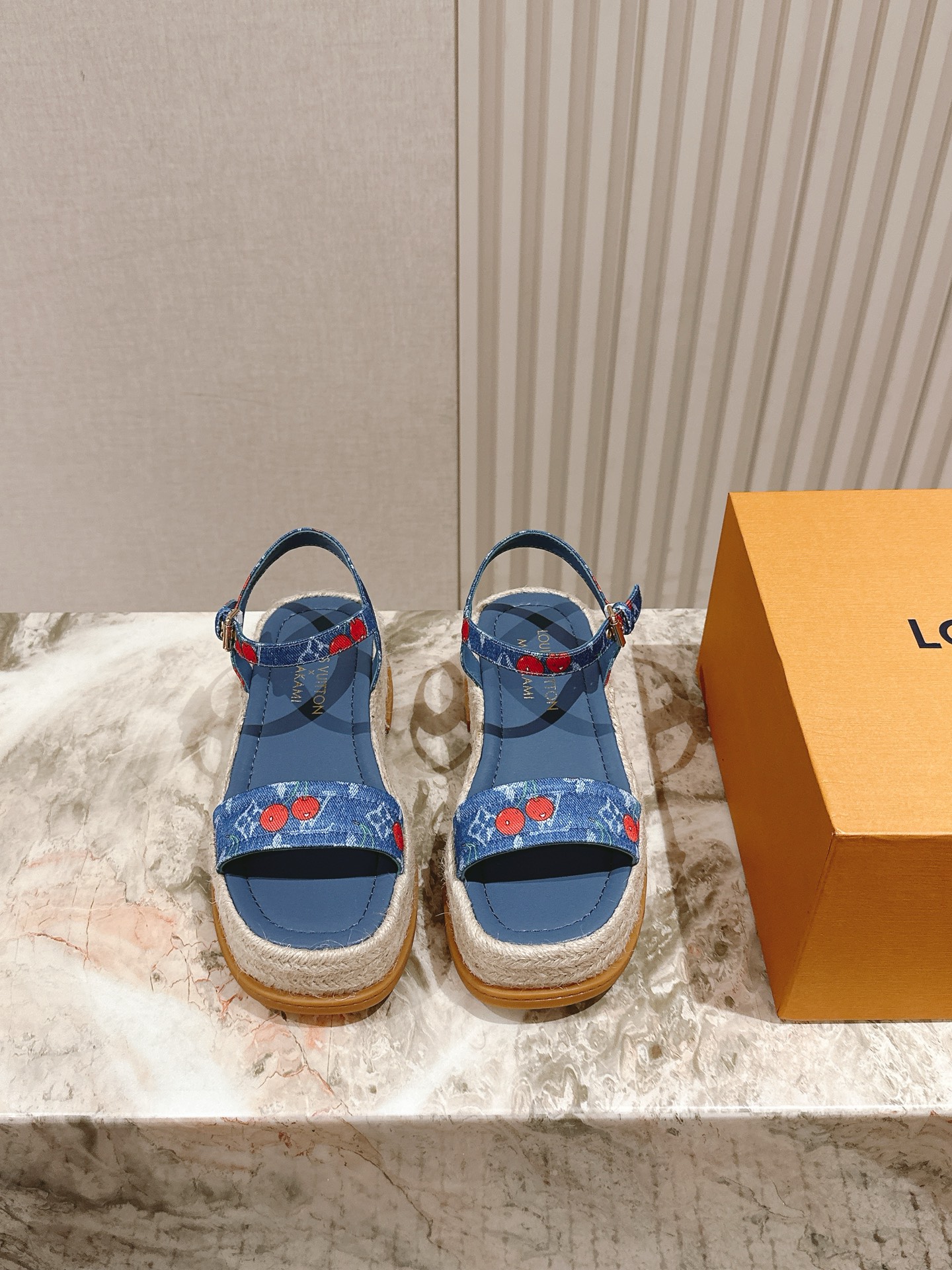 
 | ²⁰²5 𝐬𝐬 🤍🤎驴家新品🆕 new arrival～LV春夏厚底漆皮水台凉鞋.单宁色搭配的牛