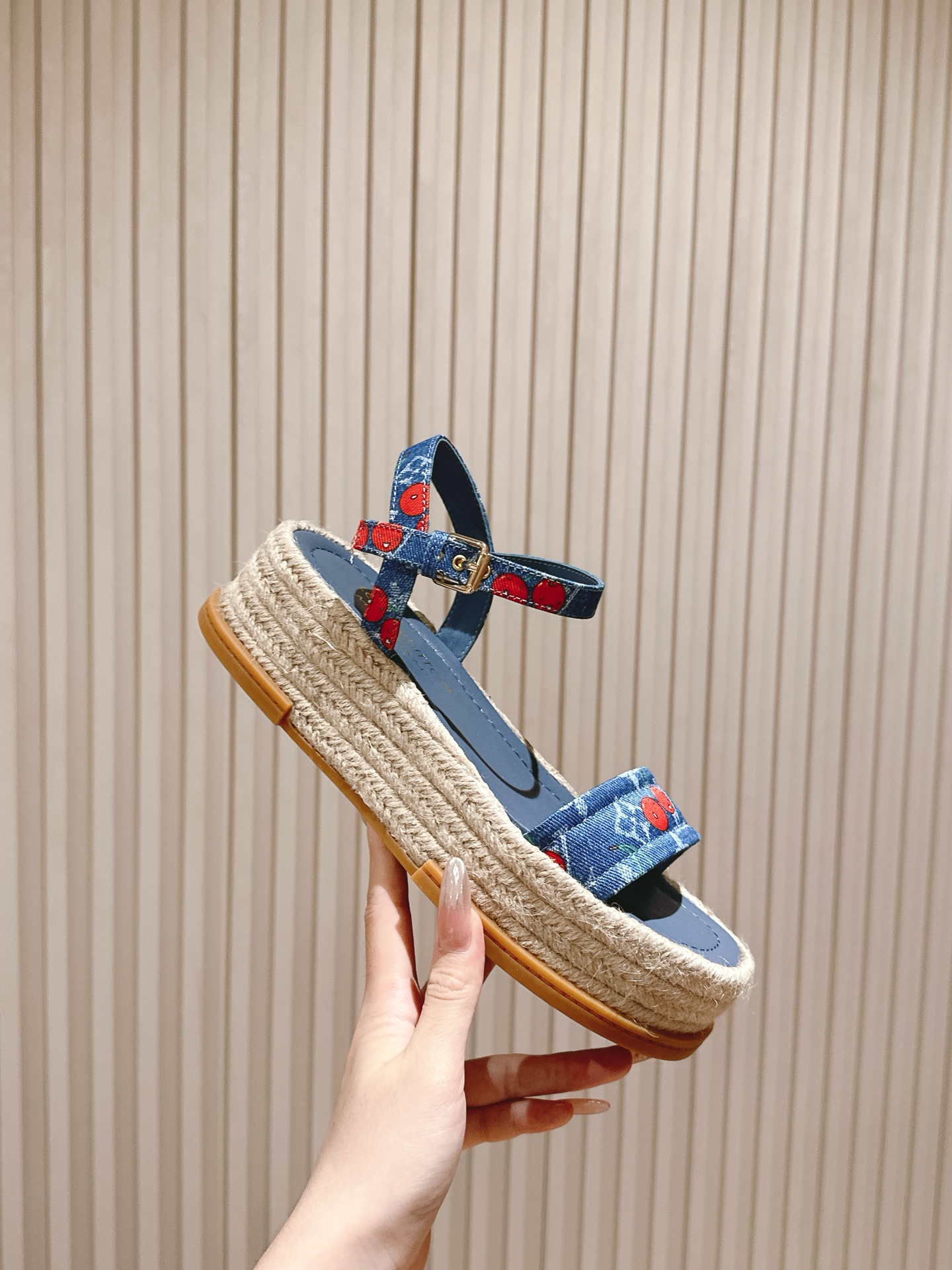 
 | ²⁰²5 𝐬𝐬 🤍🤎驴家新品🆕 new arrival～LV春夏厚底漆皮水台凉鞋.单宁色搭配的牛