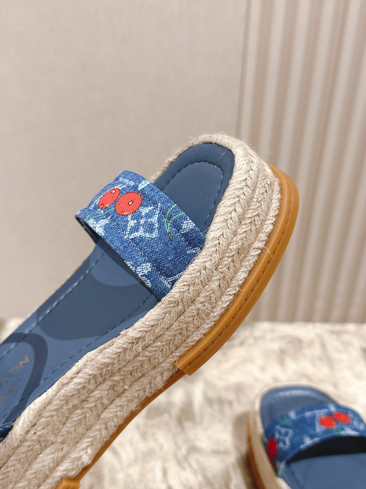 
 | ²⁰²5 𝐬𝐬 🤍🤎驴家新品🆕 new arrival～LV春夏厚底漆皮水台凉鞋.单宁色搭配的牛