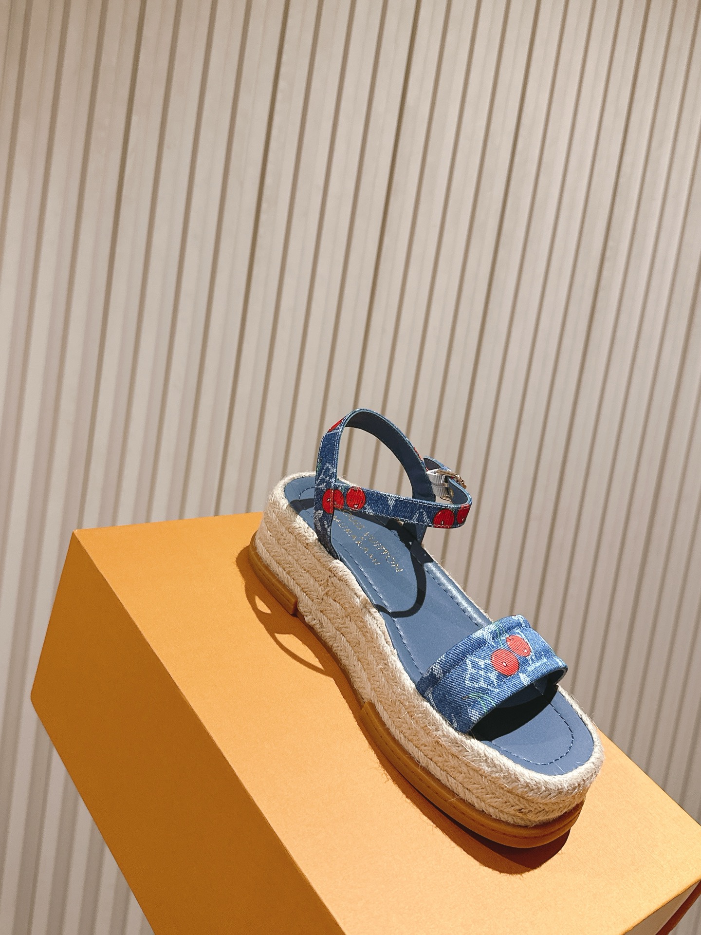 
 | ²⁰²5 𝐬𝐬 🤍🤎驴家新品🆕 new arrival～LV春夏厚底漆皮水台凉鞋.单宁色搭配的牛