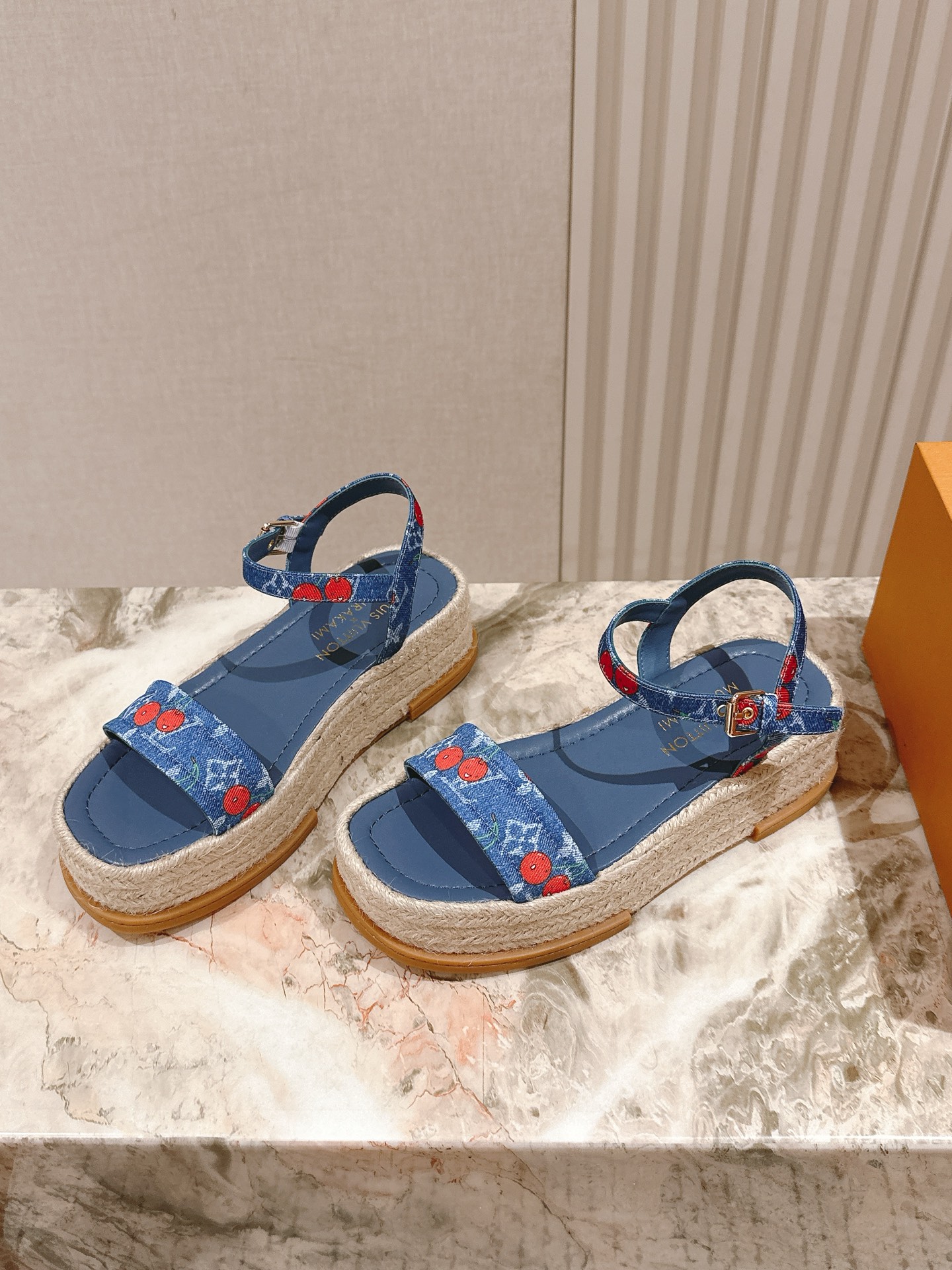 
 | ²⁰²5 𝐬𝐬 🤍🤎驴家新品🆕 new arrival～LV春夏厚底漆皮水台凉鞋.单宁色搭配的牛