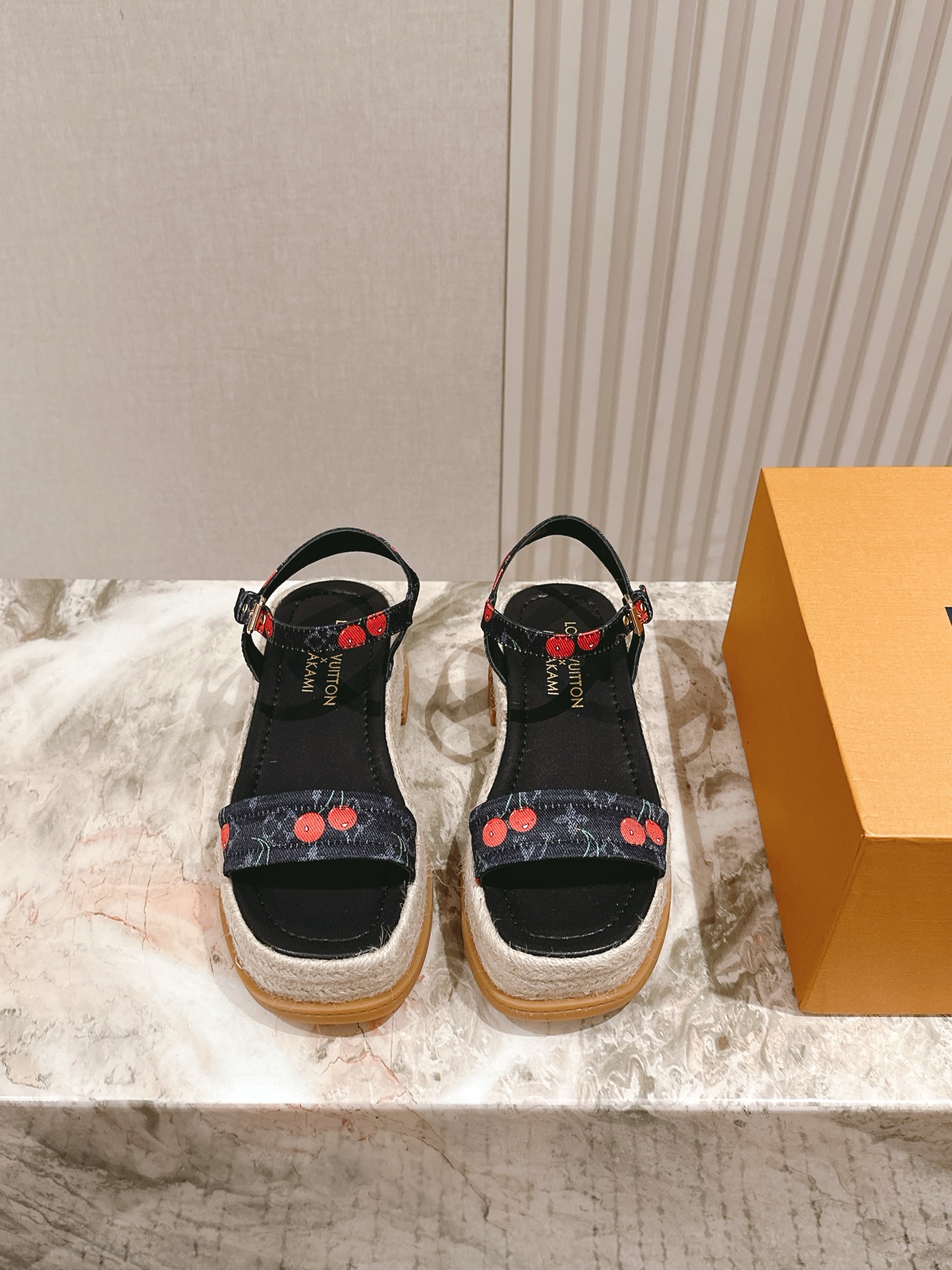 
 | ²⁰²5 𝐬𝐬 🤍🤎驴家新品🆕 new arrival～LV春夏厚底漆皮水台凉鞋.单宁色搭配的牛