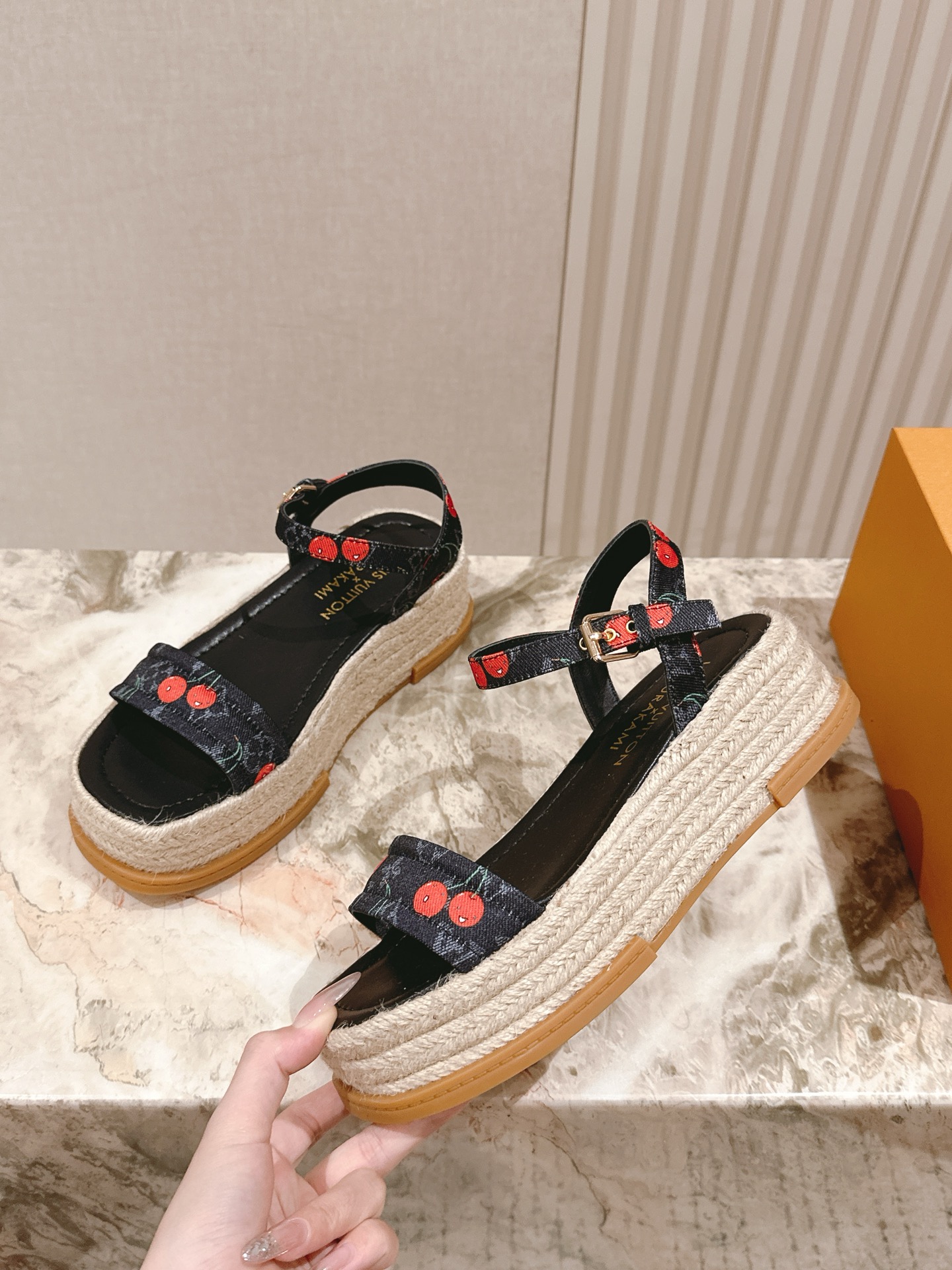 
 | ²⁰²5 𝐬𝐬 🤍🤎驴家新品🆕 new arrival～LV春夏厚底漆皮水台凉鞋.单宁色搭配的牛