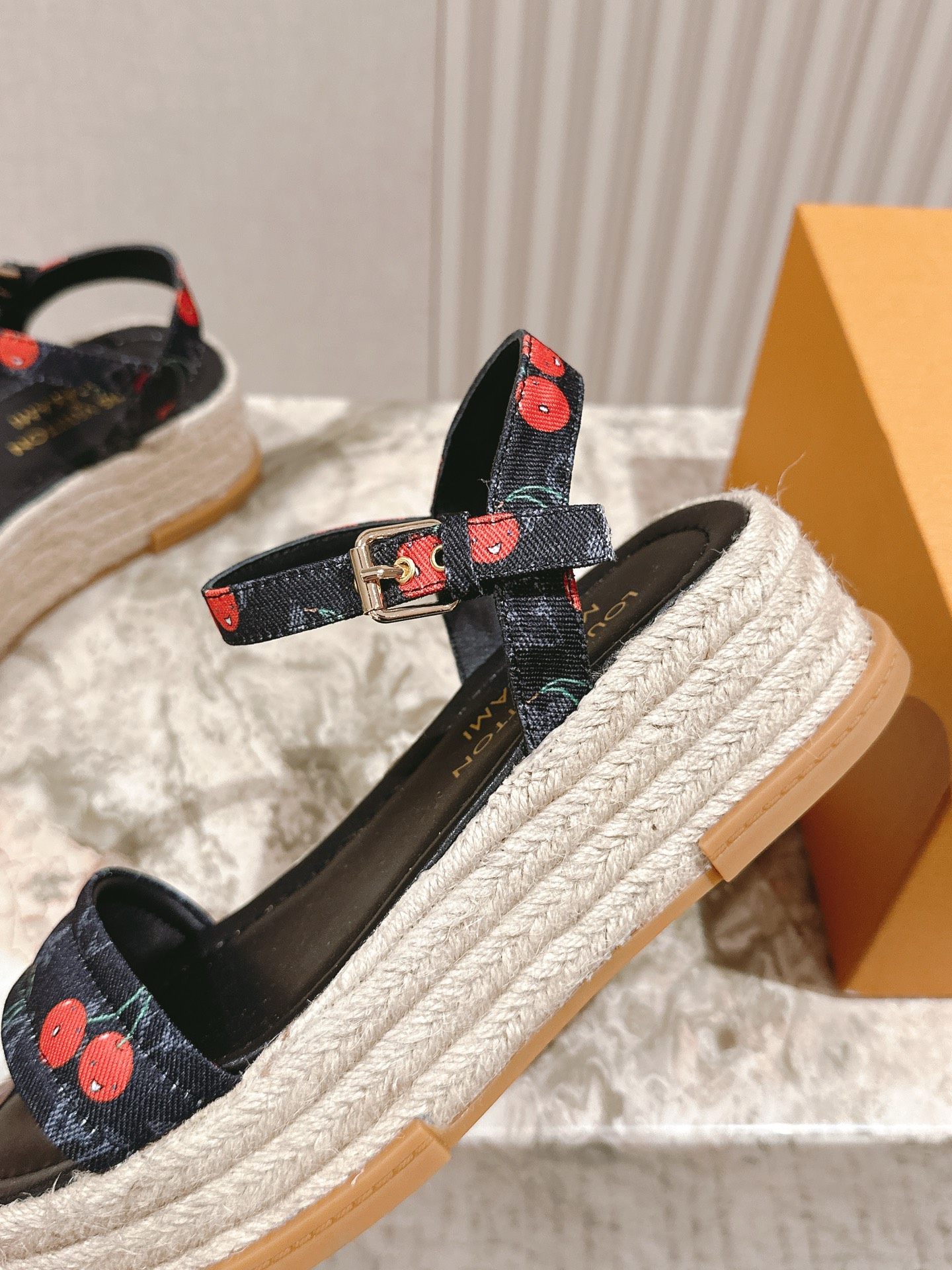 
 | ²⁰²5 𝐬𝐬 🤍🤎驴家新品🆕 new arrival～LV春夏厚底漆皮水台凉鞋.单宁色搭配的牛
