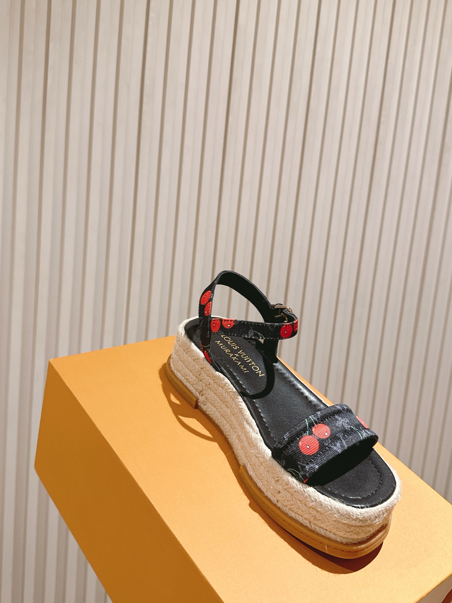 
 | ²⁰²5 𝐬𝐬 🤍🤎驴家新品🆕 new arrival～LV春夏厚底漆皮水台凉鞋.单宁色搭配的牛