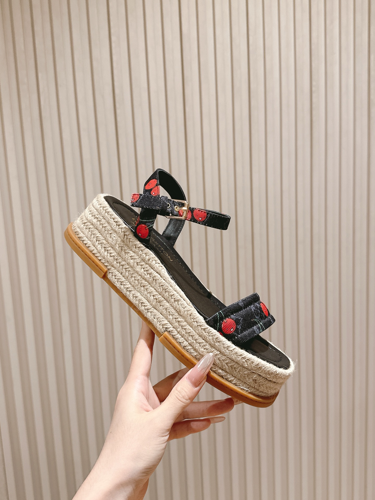 
 | ²⁰²5 𝐬𝐬 🤍🤎驴家新品🆕 new arrival～LV春夏厚底漆皮水台凉鞋.单宁色搭配的牛