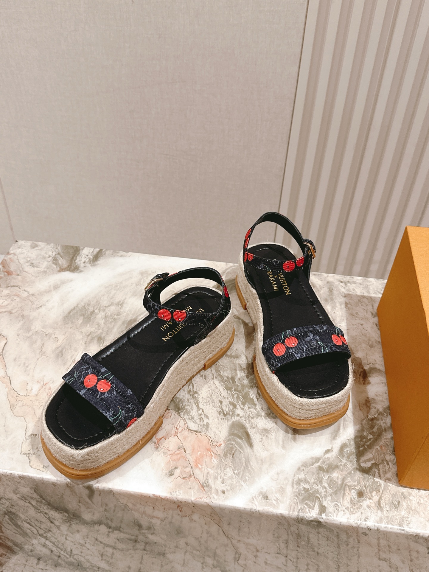 
 | ²⁰²5 𝐬𝐬 🤍🤎驴家新品🆕 new arrival～LV春夏厚底漆皮水台凉鞋.单宁色搭配的牛