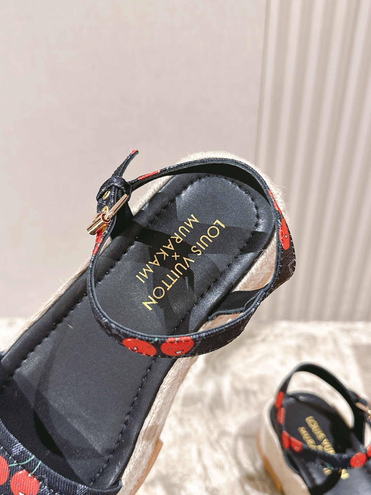 
 | ²⁰²5 𝐬𝐬 🤍🤎驴家新品🆕 new arrival～LV春夏厚底漆皮水台凉鞋.单宁色搭配的牛