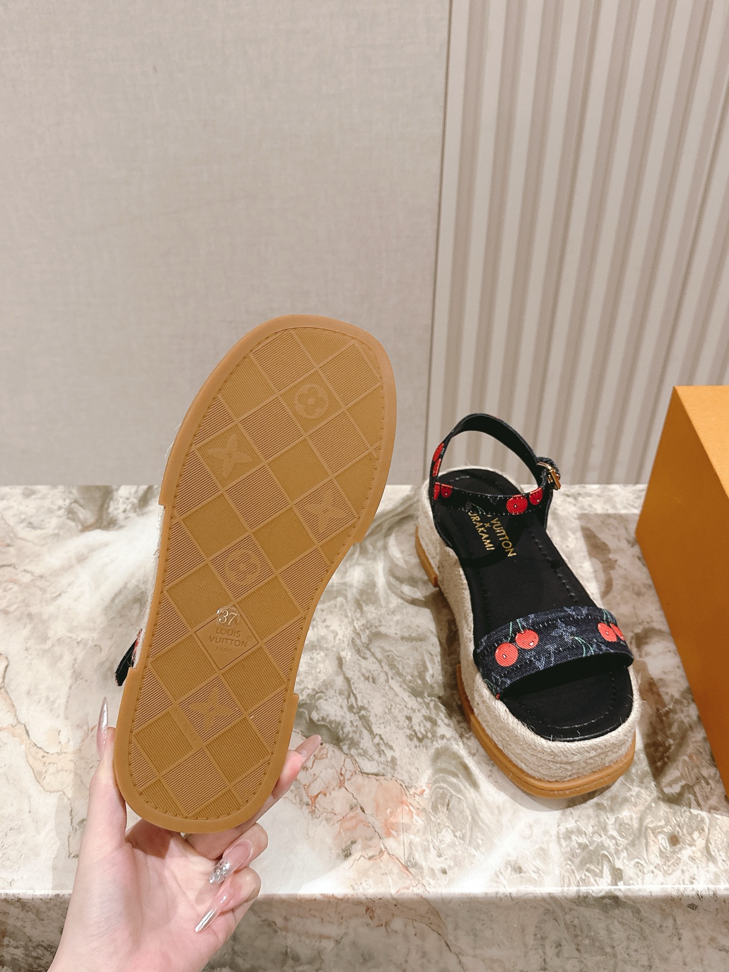 
 | ²⁰²5 𝐬𝐬 🤍🤎驴家新品🆕 new arrival～LV春夏厚底漆皮水台凉鞋.单宁色搭配的牛