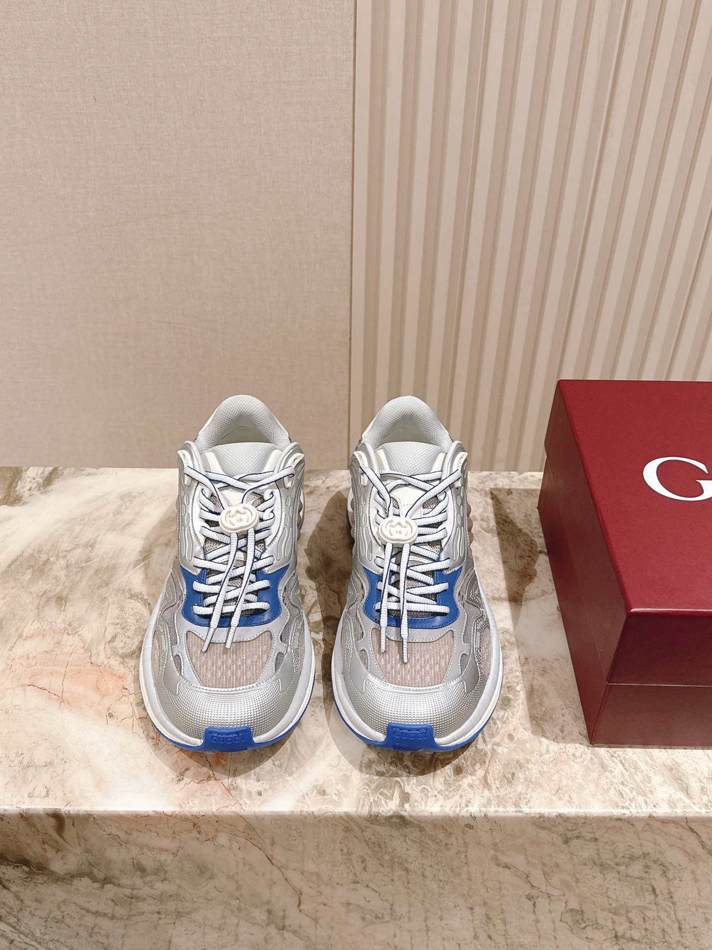 NO:438921,Men's top version Gucc* Gucci 2025 latest hit MAC80 sports shoes Couple style casual retro old dirty shoes small dirty shoes small white shoes Original purchase and development Make goods Gucci MAC80 new hit series The exquisite and compact interlocking double G logo romantically interprets the aesthetic concept of this series. The choice of off-white leather, retro inspiration is cleverly integrated into the sneaker design, refreshing the brand logo Original custom imported top layer cowhide inner original custom imported breathable net, the original sole original open mold double color TPU sole, the bottom thickness 4CM Size, men's model 39-45 (45 custom-made, no return or replacement), dad shoes, gucci, gucci, sneakers, cowhide19860909男款 顶级版本 Gucc*古驰2025最新爆款MAC80 运动鞋 情侣款 休闲 复古 做旧 脏脏鞋 小脏鞋 小白鞋 原版购入开发 做货 古驰MAC80全新爆款系列 精致小巧的互扣式双G标识浪漫诠释此系列的美学理念.选用米白色皮革,复古灵感巧妙融于运动鞋设计,焕新演绎品牌标识 面料原版定制进口头层牛皮 内里原版定制进口透气网里 大底原版开模双色TPU大底 底厚4CM Size 男款39-45（45定做不退不换）,老爹鞋,gucci,gucci,sneakers,cowhide,Women's Shoes