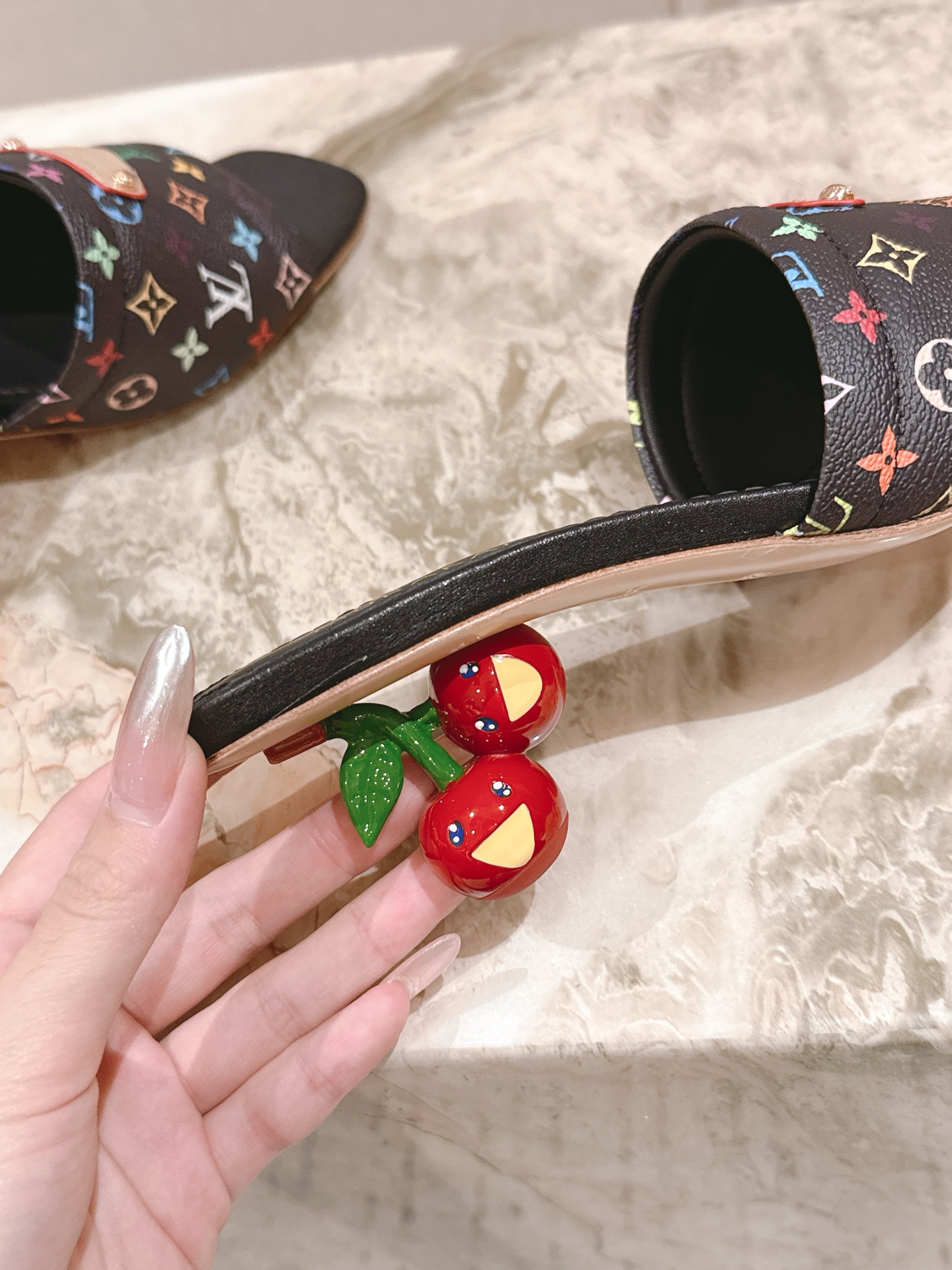 🍒樱桃跟
  | ²⁰²5𝐬𝐬 🤍🤎
驴家早春新品🆕 new arrival～LV春夏涂鸦拖鞋，也太出彩
