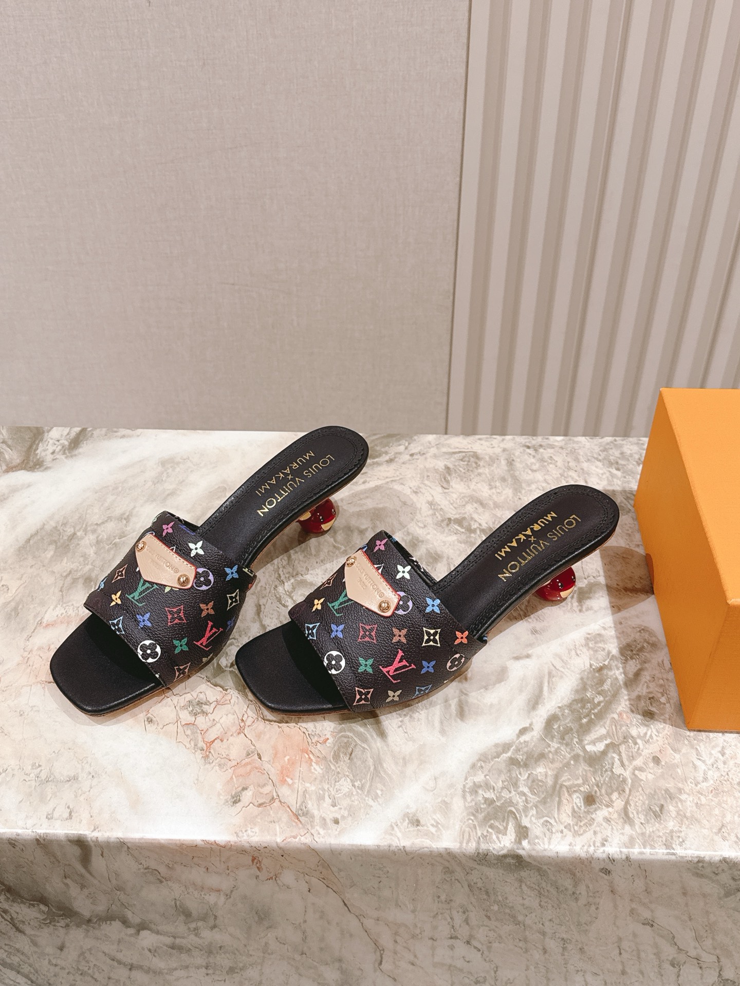 🍒樱桃跟
  | ²⁰²5𝐬𝐬 🤍🤎
驴家早春新品🆕 new arrival～LV春夏涂鸦拖鞋，也太出彩