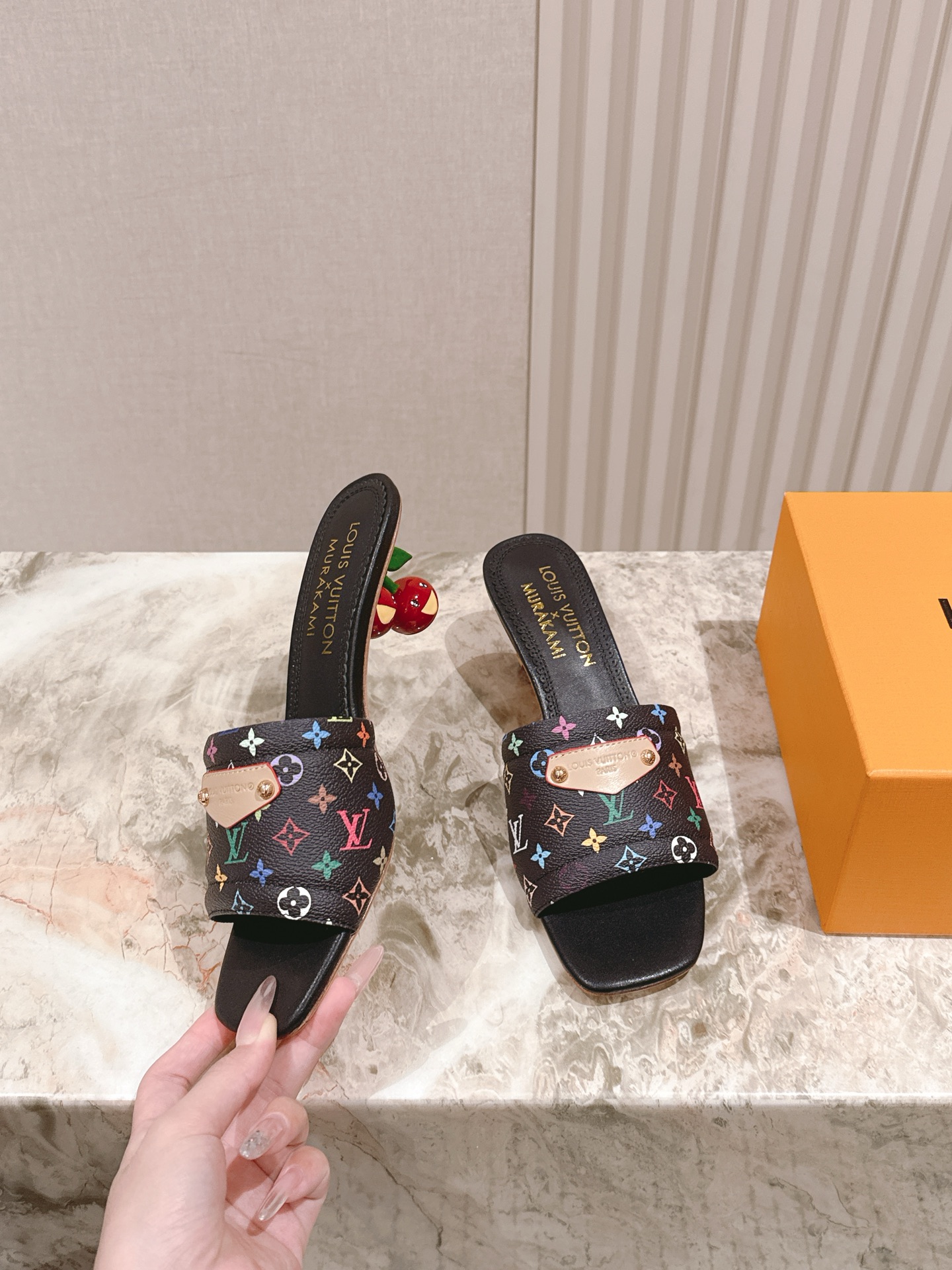 🍒樱桃跟
  | ²⁰²5𝐬𝐬 🤍🤎
驴家早春新品🆕 new arrival～LV春夏涂鸦拖鞋，也太出彩