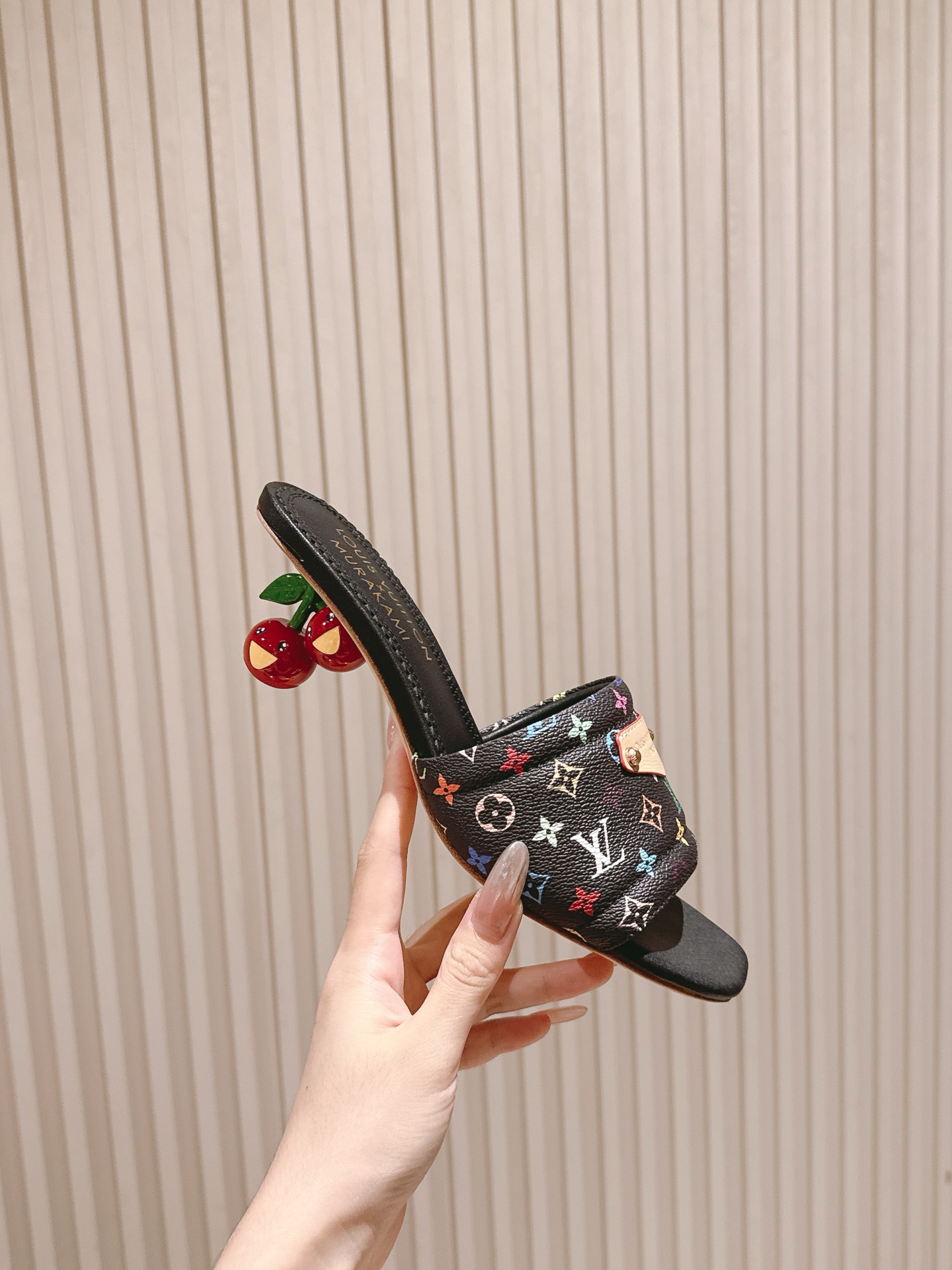 🍒樱桃跟
  | ²⁰²5𝐬𝐬 🤍🤎
驴家早春新品🆕 new arrival～LV春夏涂鸦拖鞋，也太出彩