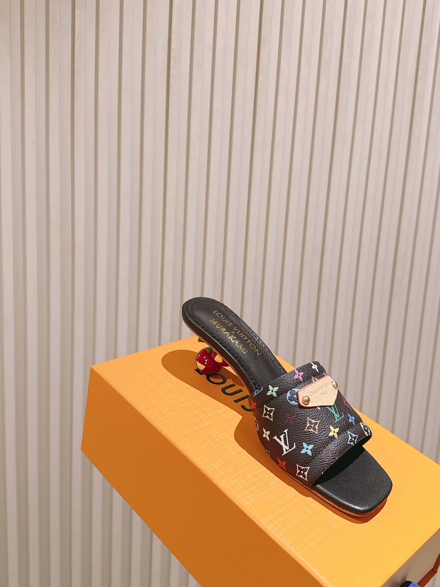 🍒樱桃跟
  | ²⁰²5𝐬𝐬 🤍🤎
驴家早春新品🆕 new arrival～LV春夏涂鸦拖鞋，也太出彩
