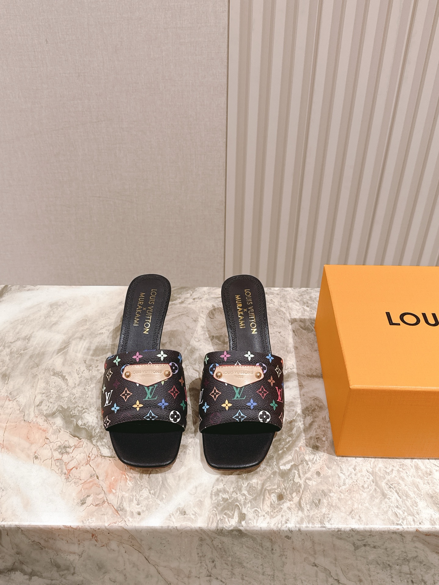 🍒樱桃跟
  | ²⁰²5𝐬𝐬 🤍🤎
驴家早春新品🆕 new arrival～LV春夏涂鸦拖鞋，也太出彩