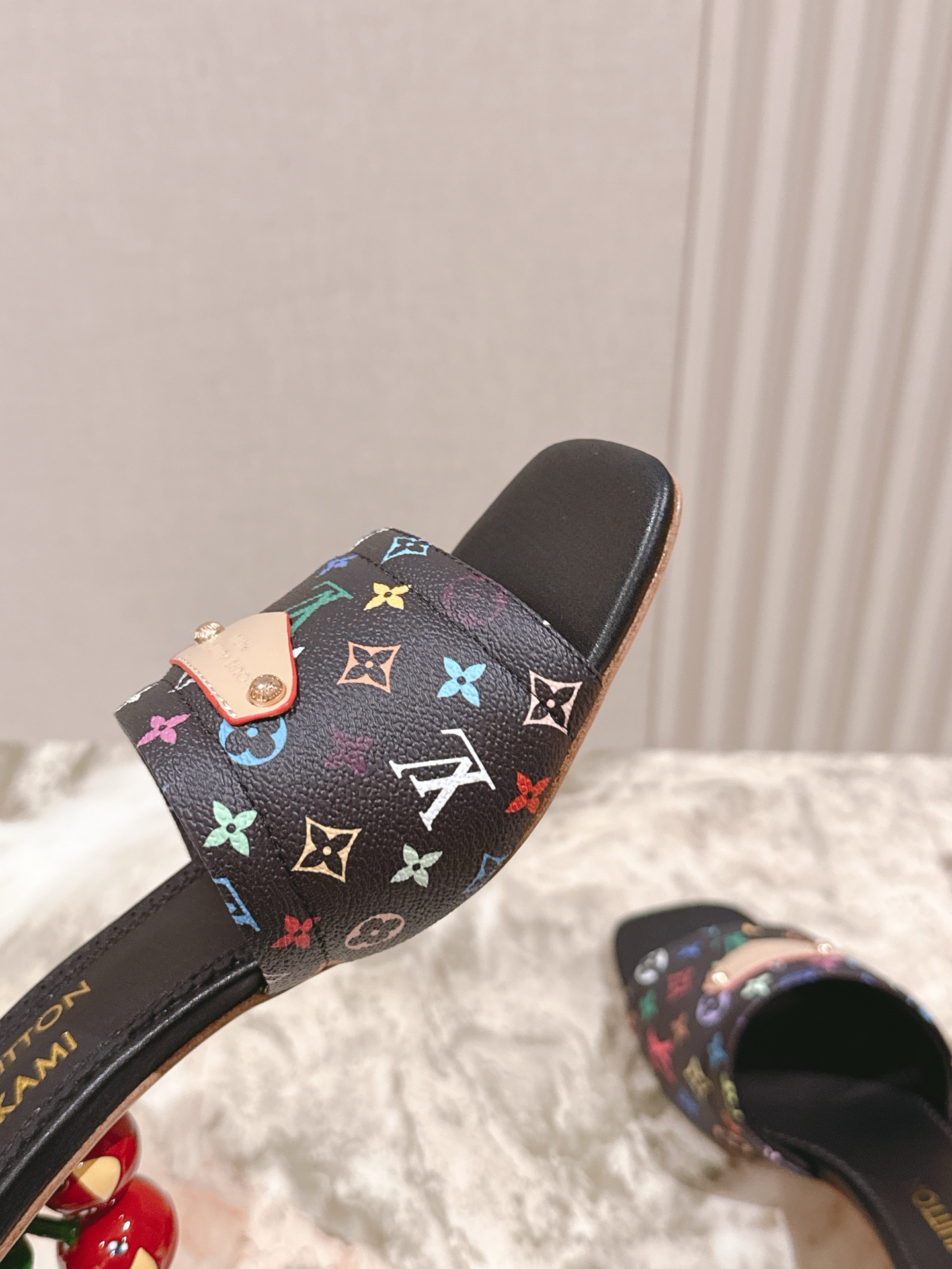 🍒樱桃跟
  | ²⁰²5𝐬𝐬 🤍🤎
驴家早春新品🆕 new arrival～LV春夏涂鸦拖鞋，也太出彩