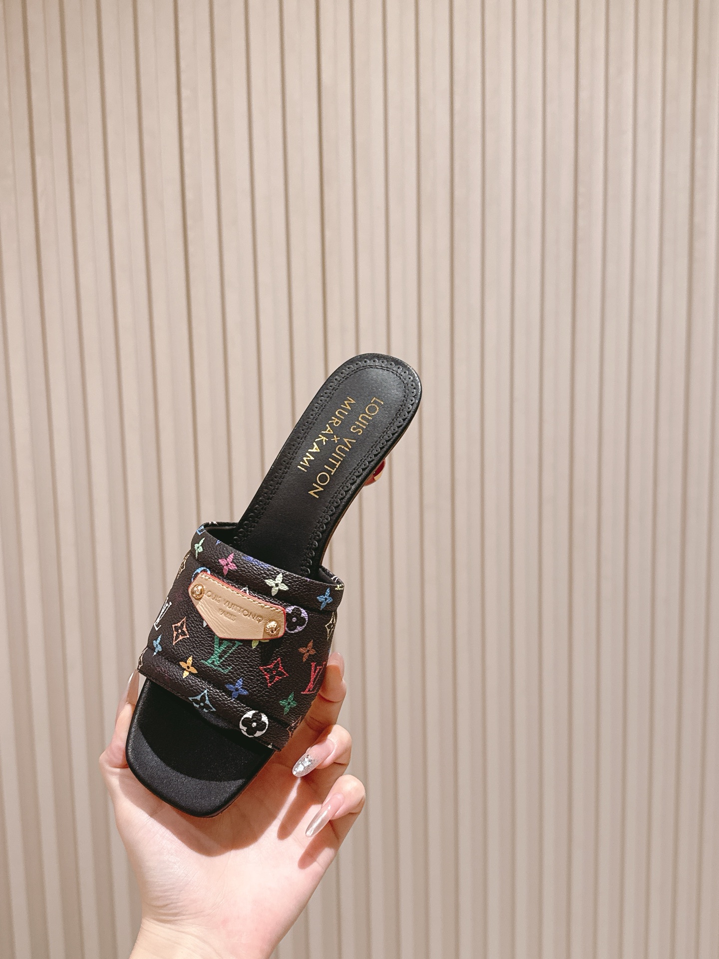 🍒樱桃跟
  | ²⁰²5𝐬𝐬 🤍🤎
驴家早春新品🆕 new arrival～LV春夏涂鸦拖鞋，也太出彩