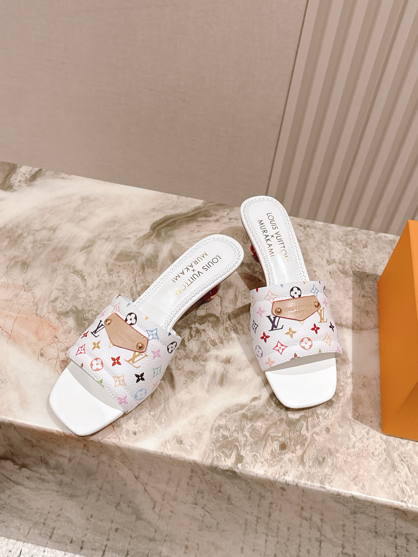🍒樱桃跟
  | ²⁰²5𝐬𝐬 🤍🤎
驴家早春新品🆕 new arrival～LV春夏涂鸦拖鞋，也太出彩