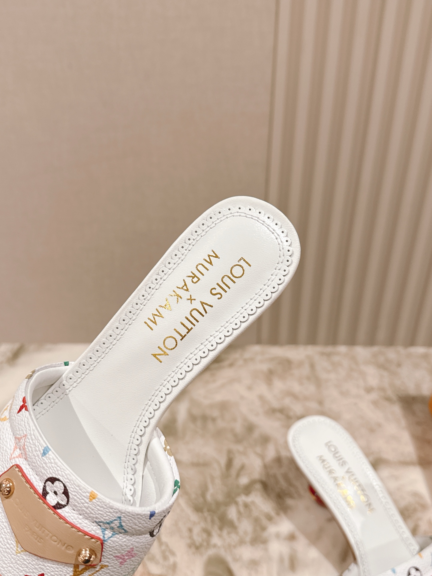 🍒樱桃跟
  | ²⁰²5𝐬𝐬 🤍🤎
驴家早春新品🆕 new arrival～LV春夏涂鸦拖鞋，也太出彩