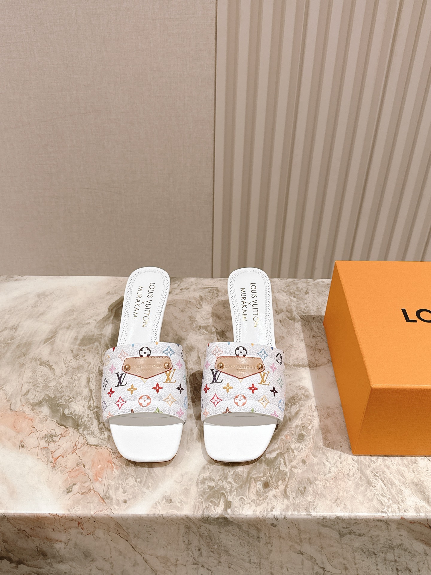 🍒樱桃跟
  | ²⁰²5𝐬𝐬 🤍🤎
驴家早春新品🆕 new arrival～LV春夏涂鸦拖鞋，也太出彩