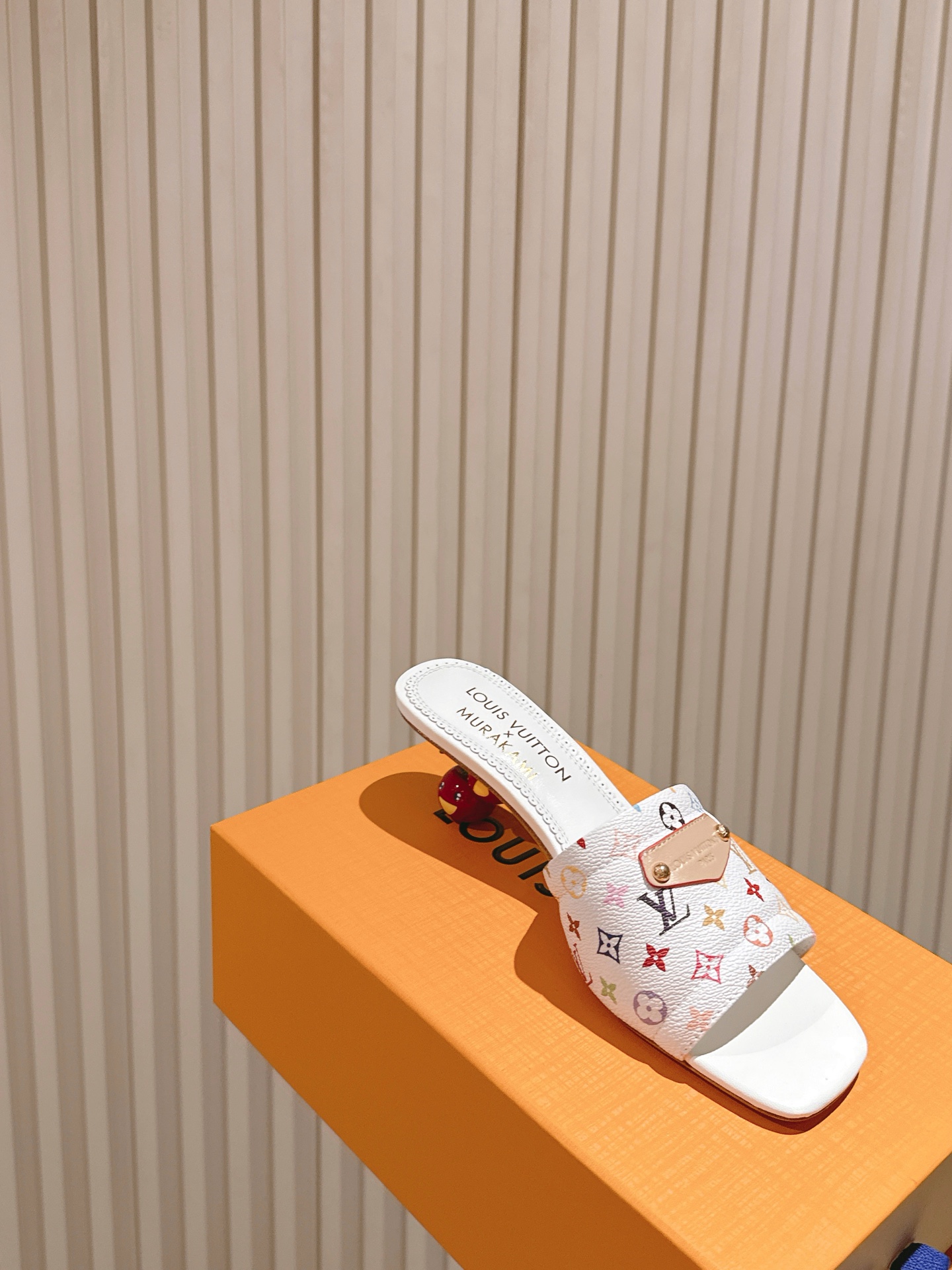 🍒樱桃跟
  | ²⁰²5𝐬𝐬 🤍🤎
驴家早春新品🆕 new arrival～LV春夏涂鸦拖鞋，也太出彩