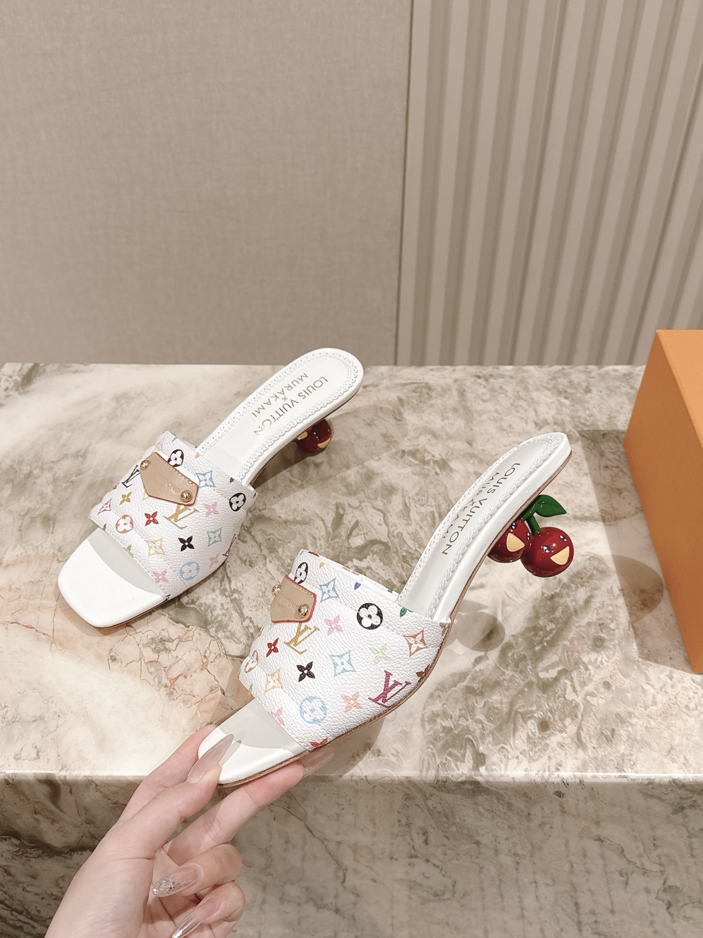 🍒樱桃跟
  | ²⁰²5𝐬𝐬 🤍🤎
驴家早春新品🆕 new arrival～LV春夏涂鸦拖鞋，也太出彩