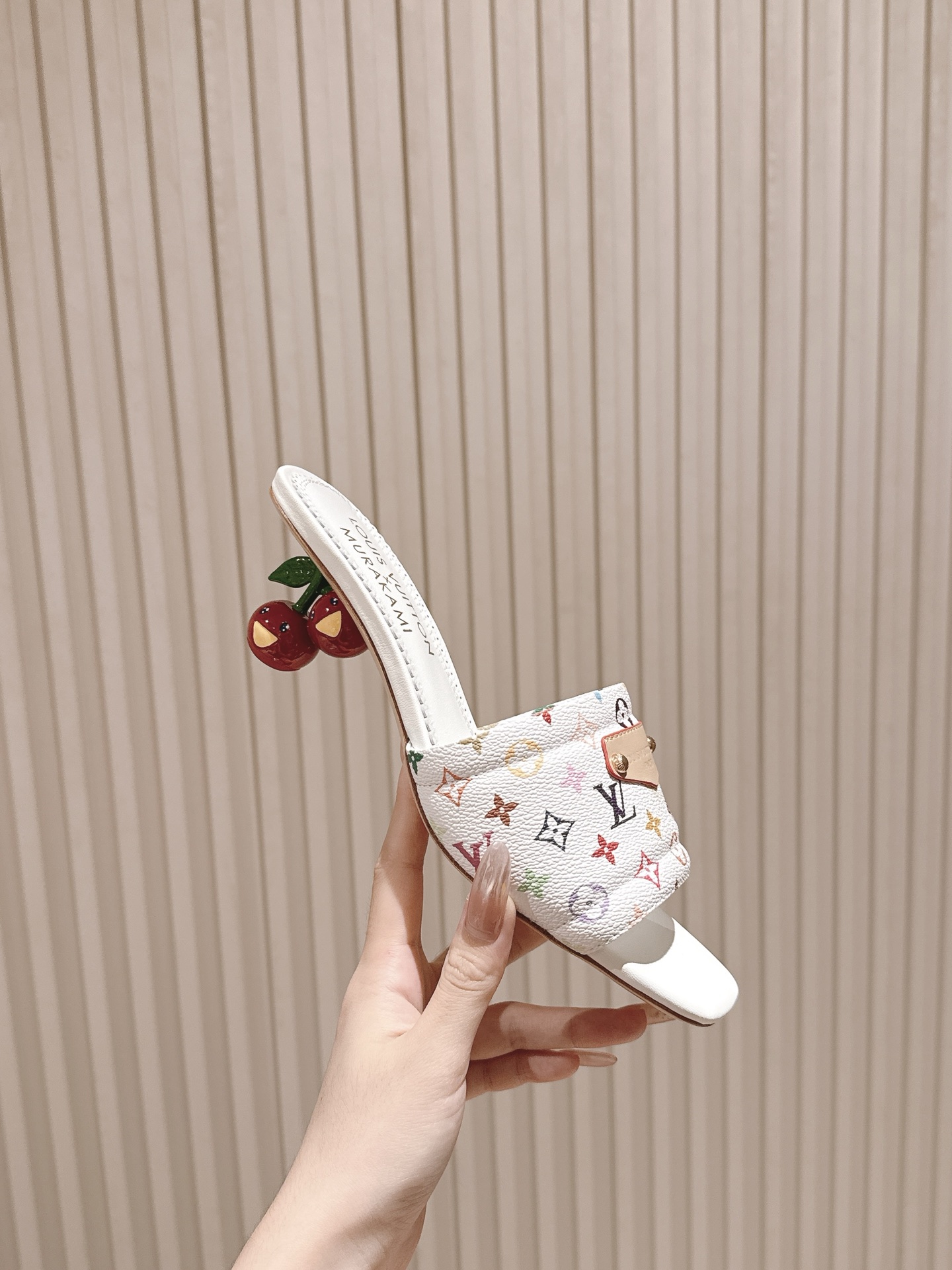 🍒樱桃跟
  | ²⁰²5𝐬𝐬 🤍🤎
驴家早春新品🆕 new arrival～LV春夏涂鸦拖鞋，也太出彩